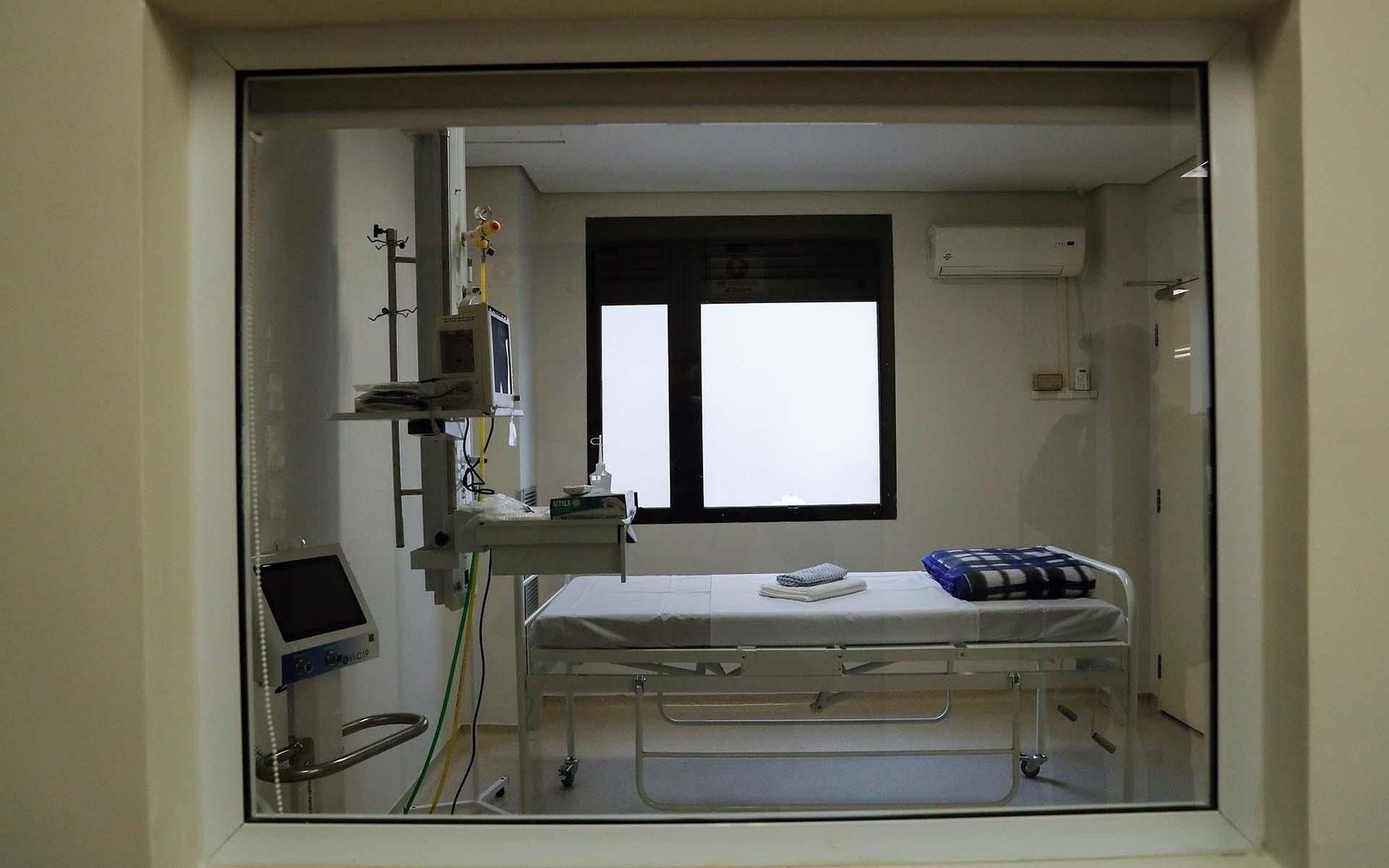 Vista de una sala con una cama instalada en el nuevo hospital de campaña para atender pacientes de coronavirus en el centro de la ciudad de Sao Paulo. EFE/ Sebastião Moreira/Archivo