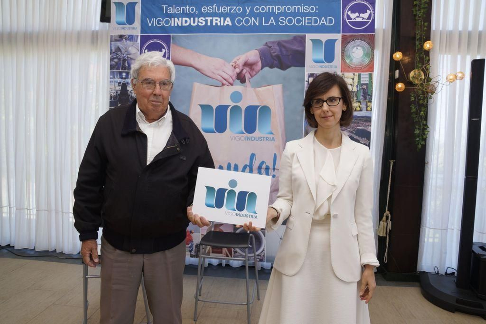 Pedro Pereira, de Banco de Alimentos, con Zaira Rodríguez, en el acuerdo con Vigoindustria.