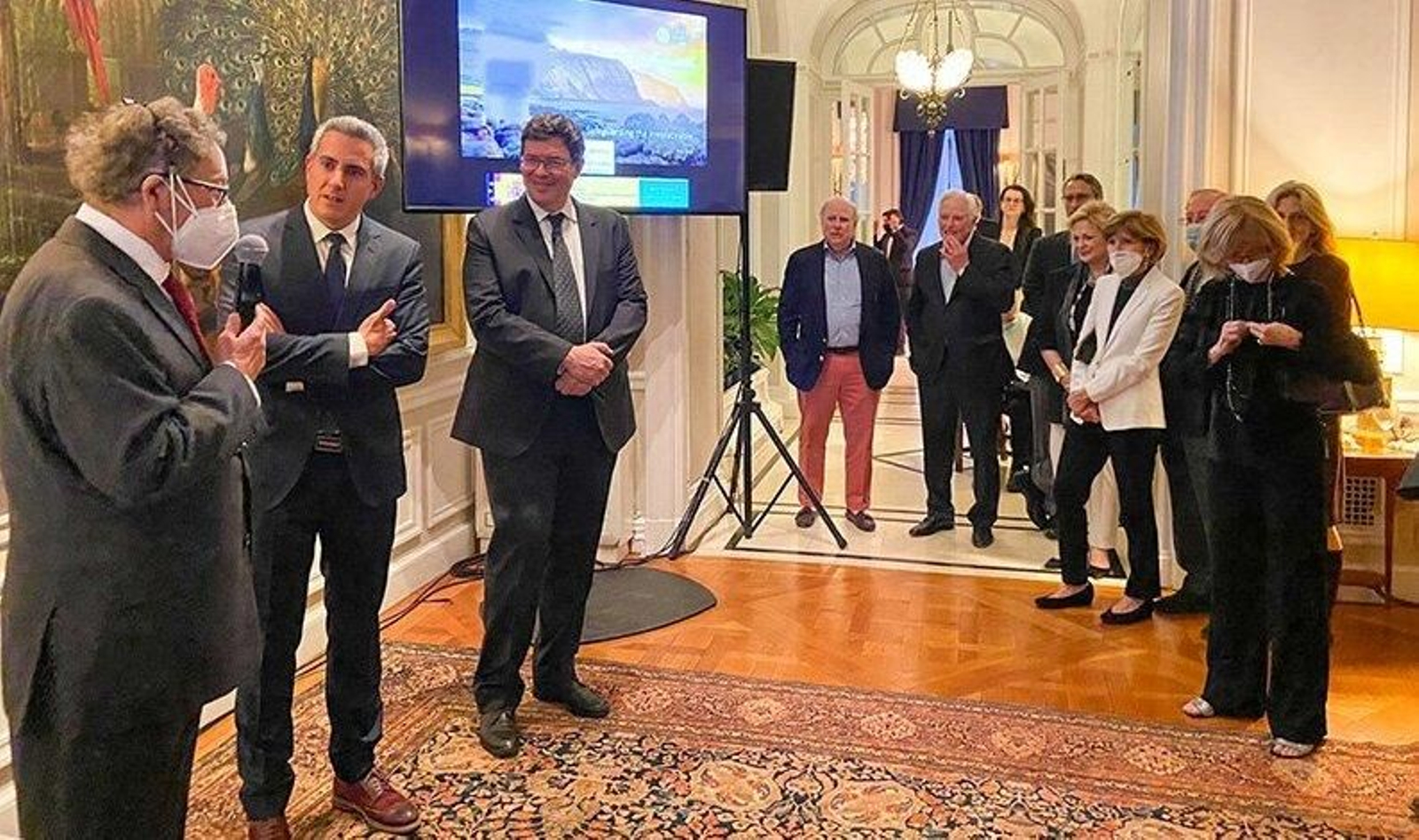 Stuart Weitzman traslada a Zuloaga su compromiso de inversión de 500.000 dólares en la preservación del patrimonio de Cantabria