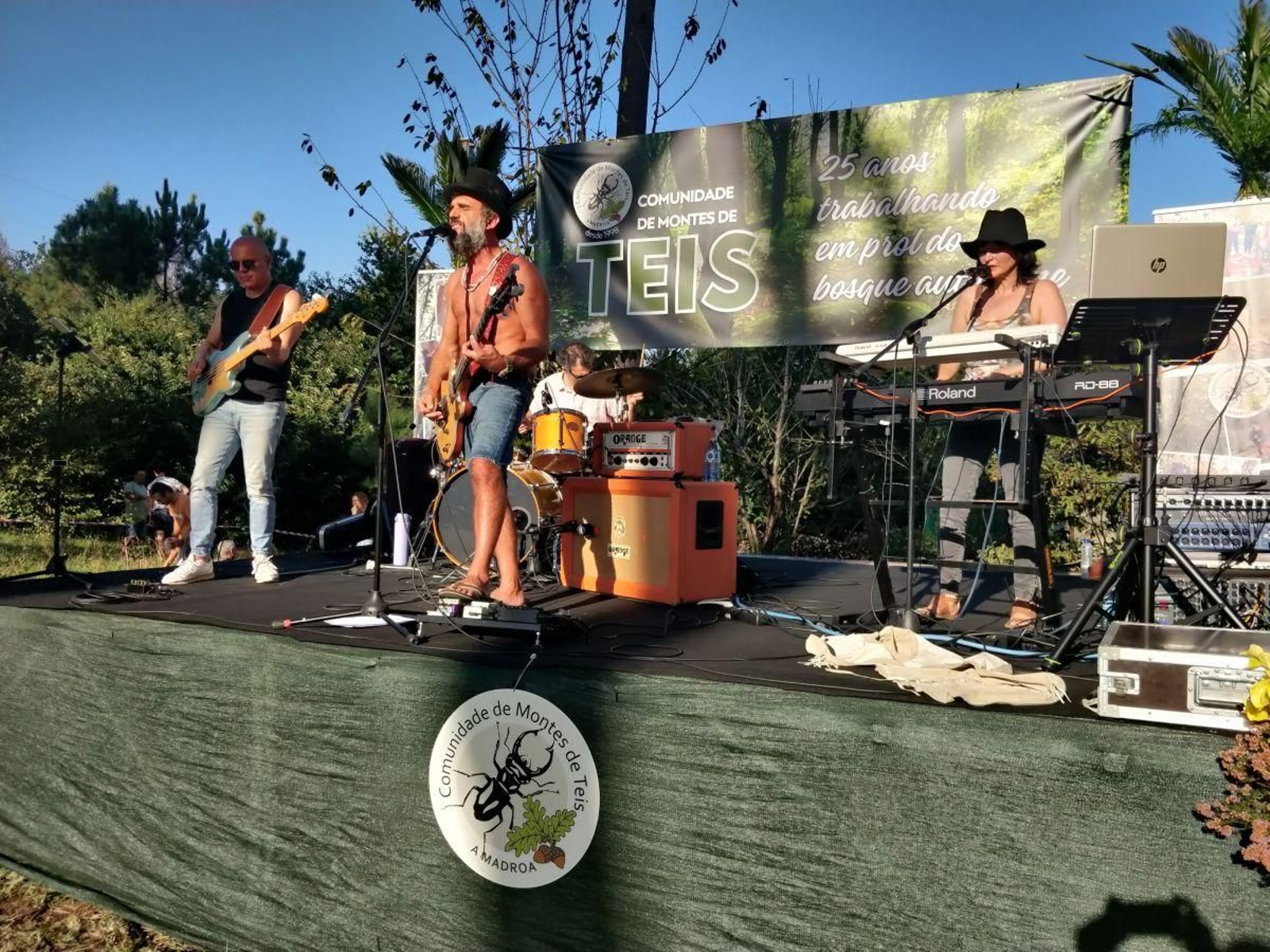 La celebración del monte de A Madroa contó con la actuación de Tonhito de Poi.