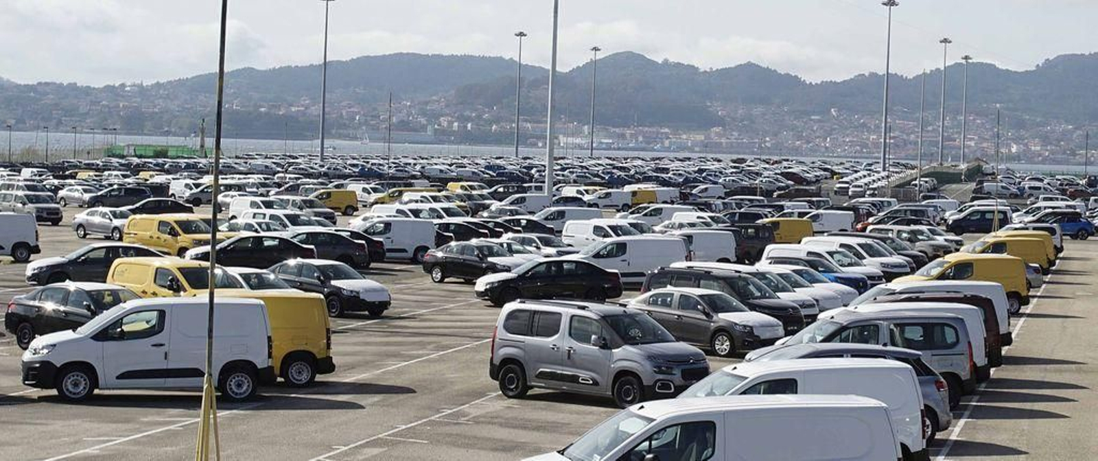 La campa de Bouzas, ayer, con miles de vehículos, la mayoría de exportación.