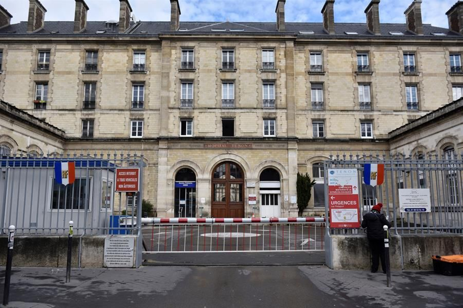 Trabajadores del hospital de París dan positivo por COVID-19
