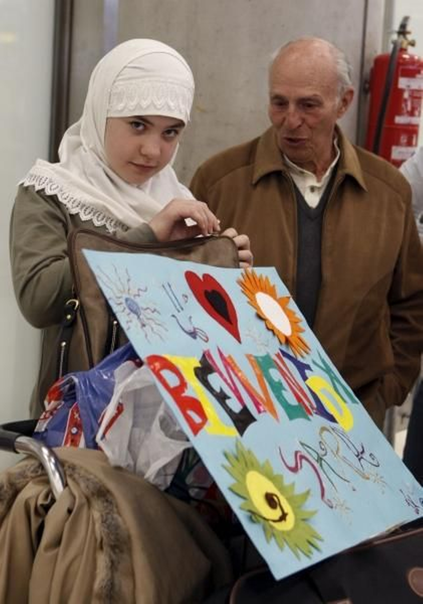 La niña a su llegada al aeropuerto de Barajas. (Foto: J.L. Pino)