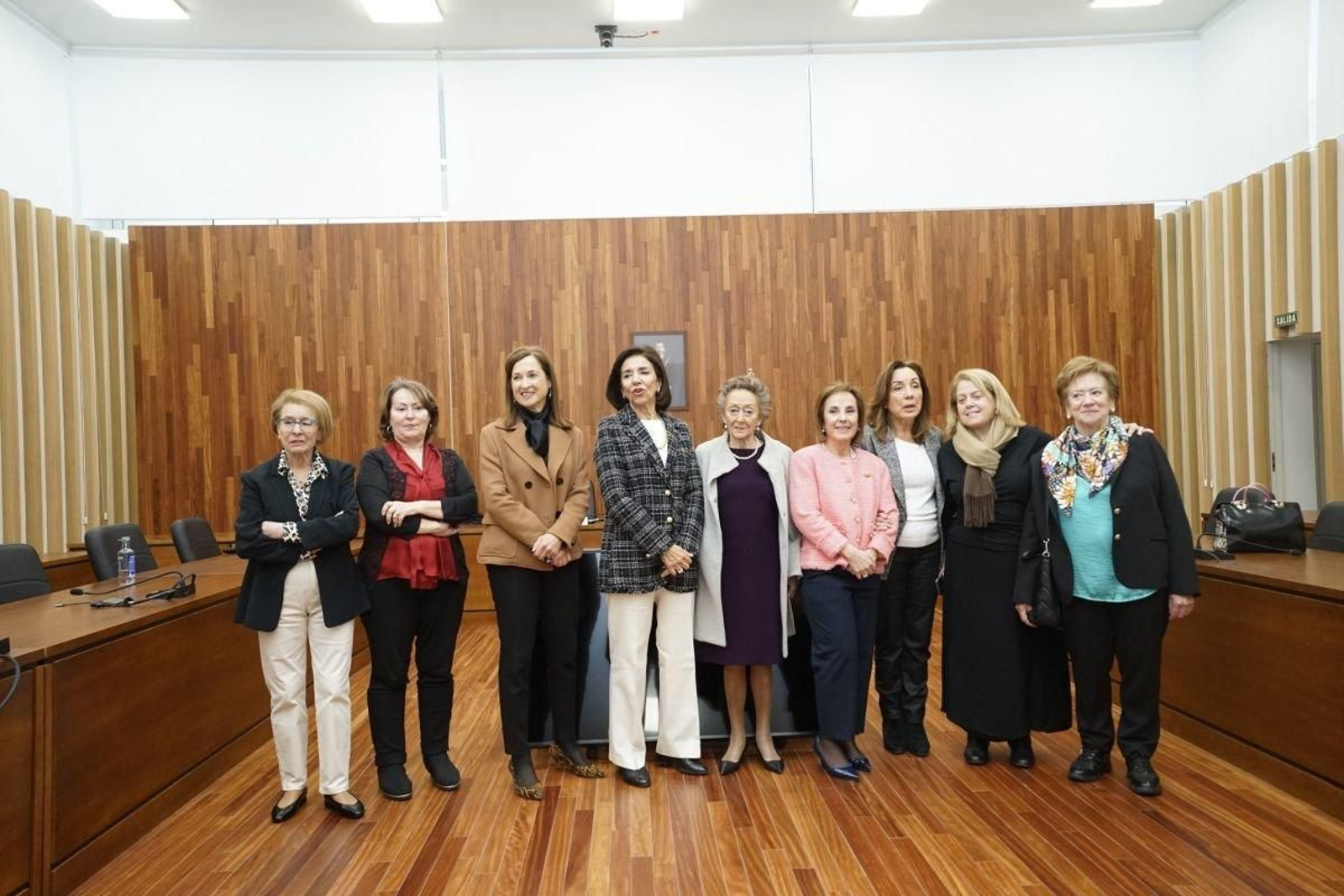 Las diez profesionales homenajeadas ayer, posaron en el estrado de la “macrosala” de la Cidade da Xustiza.