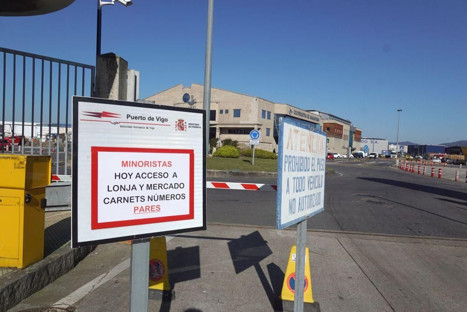 Un aviso a la entrada del puerto pesquero aclara quiénes están autorizados a entrar a la lonja y el mercado.