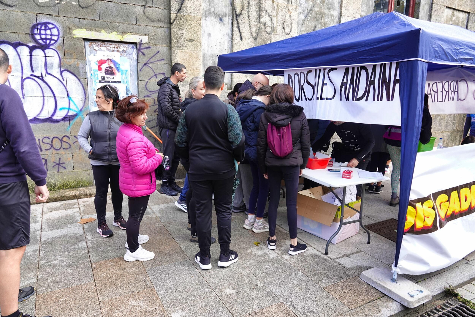 Participantes en la recogida de dorsales.