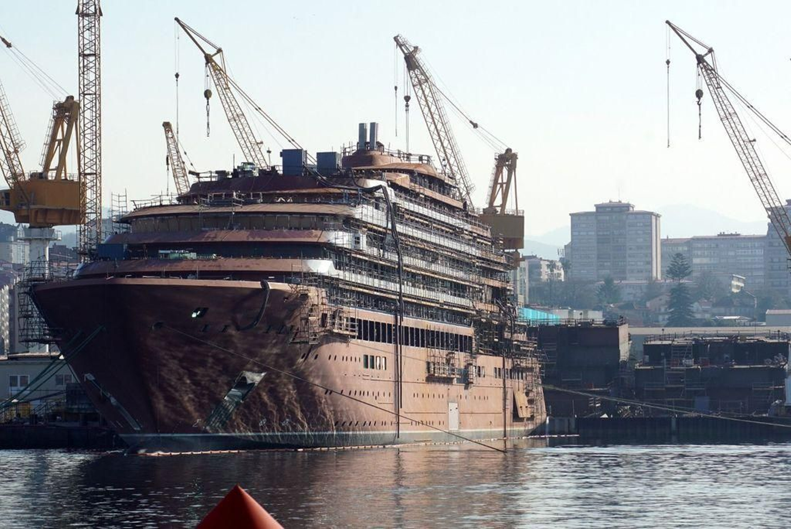 El crucero "Evrima", a flote en Barreras y paralizada su construcción desde hace más de cuatro meses.
