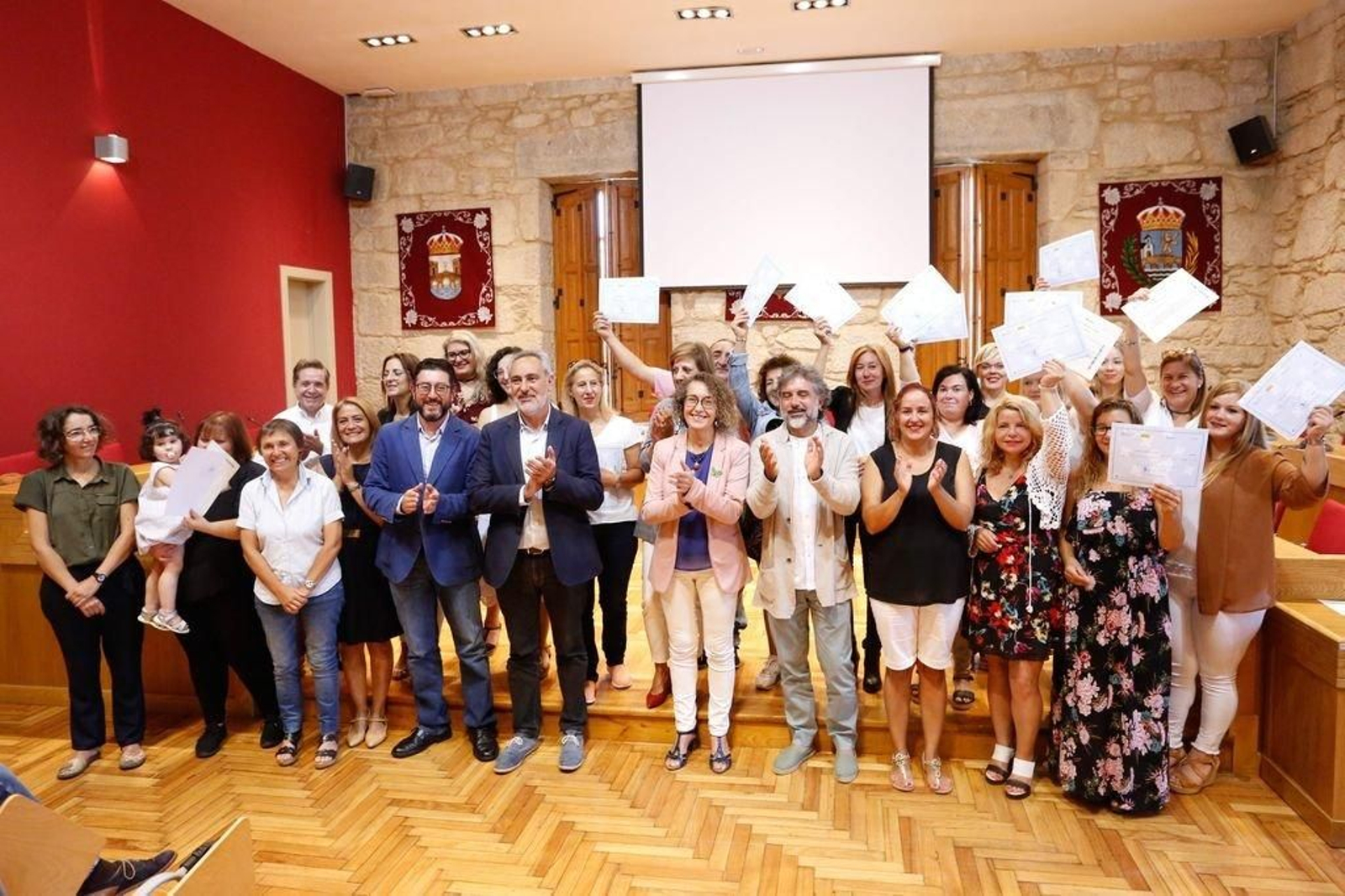 Foto de familia de la clausura del Obradoiro de Emprego, ayer en Ponteareas.