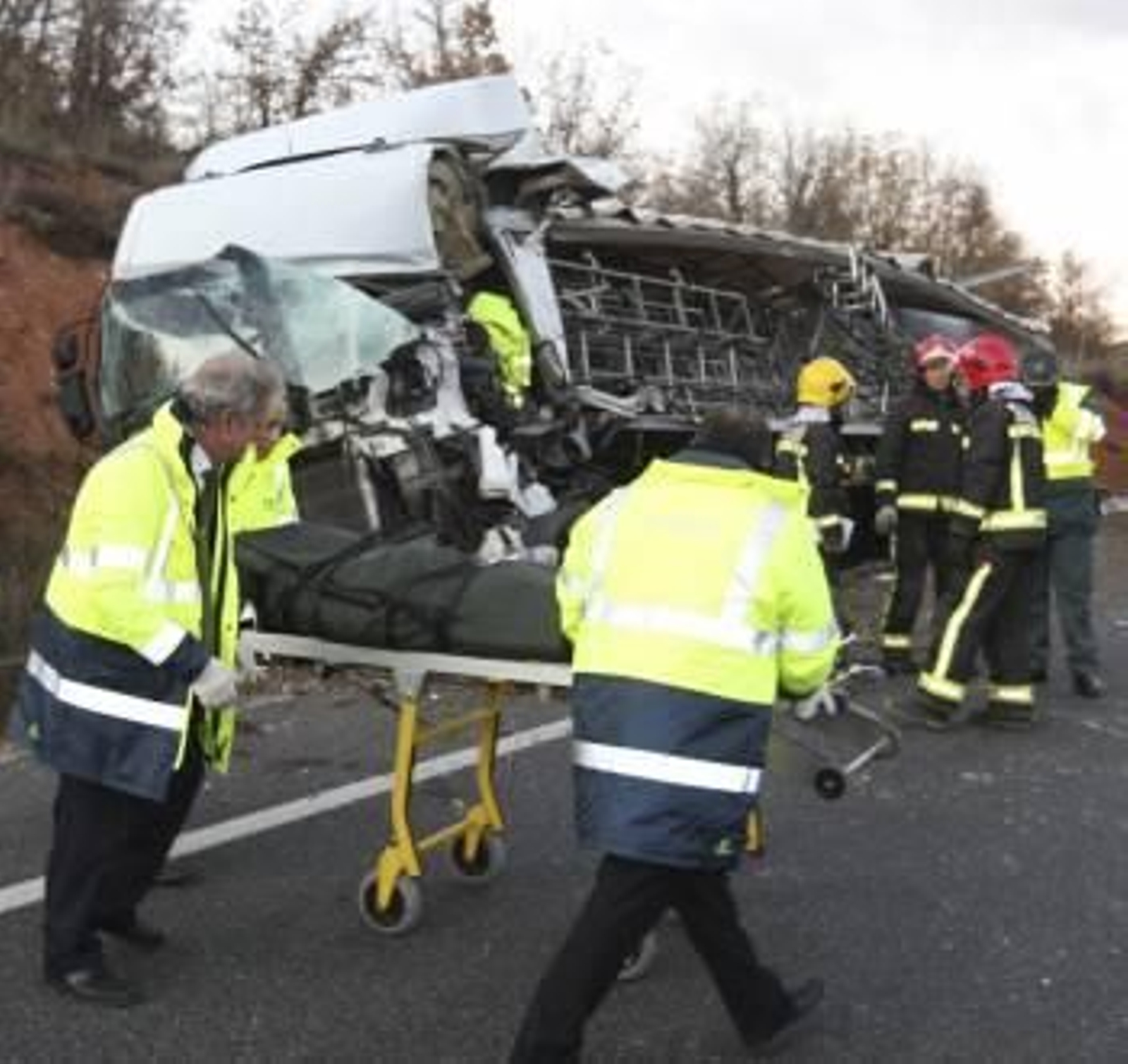 Personal de los servicios funerarios retiran el cadáver de uno de los dos conductores de sendos camiones que han fallecido esta tarde en una colisión frontal entre ambos vehículos ocurrida en la carretera SO-20. EFE