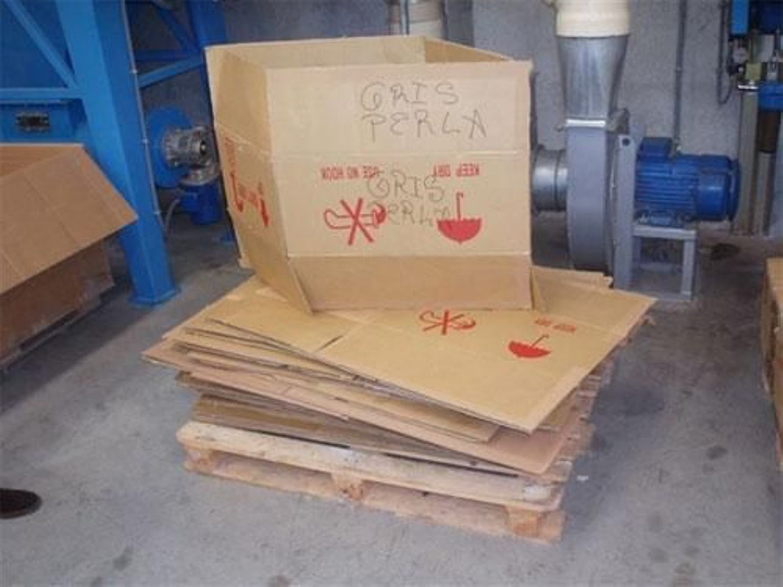 Cartones preparados para su reciclaje.