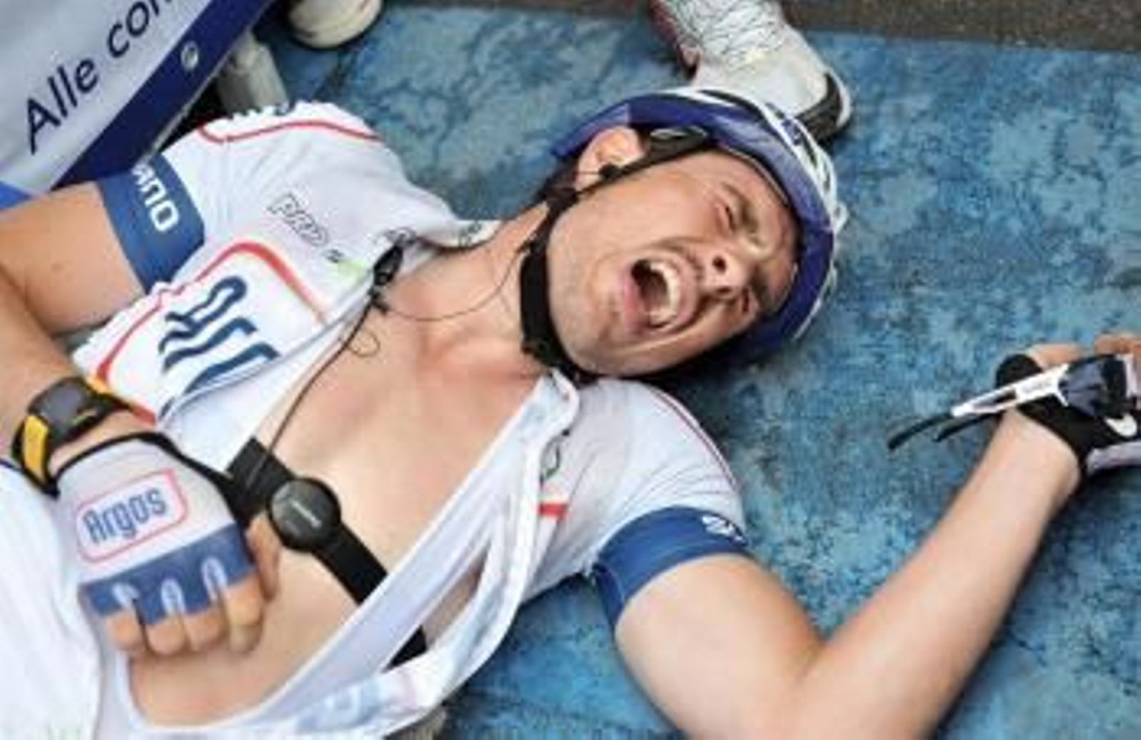 El ciclista alemán John Degenkolb (Argos-Shimano) descansa en el suelo tras la victoria conseguida en la quinta etapa del Giro