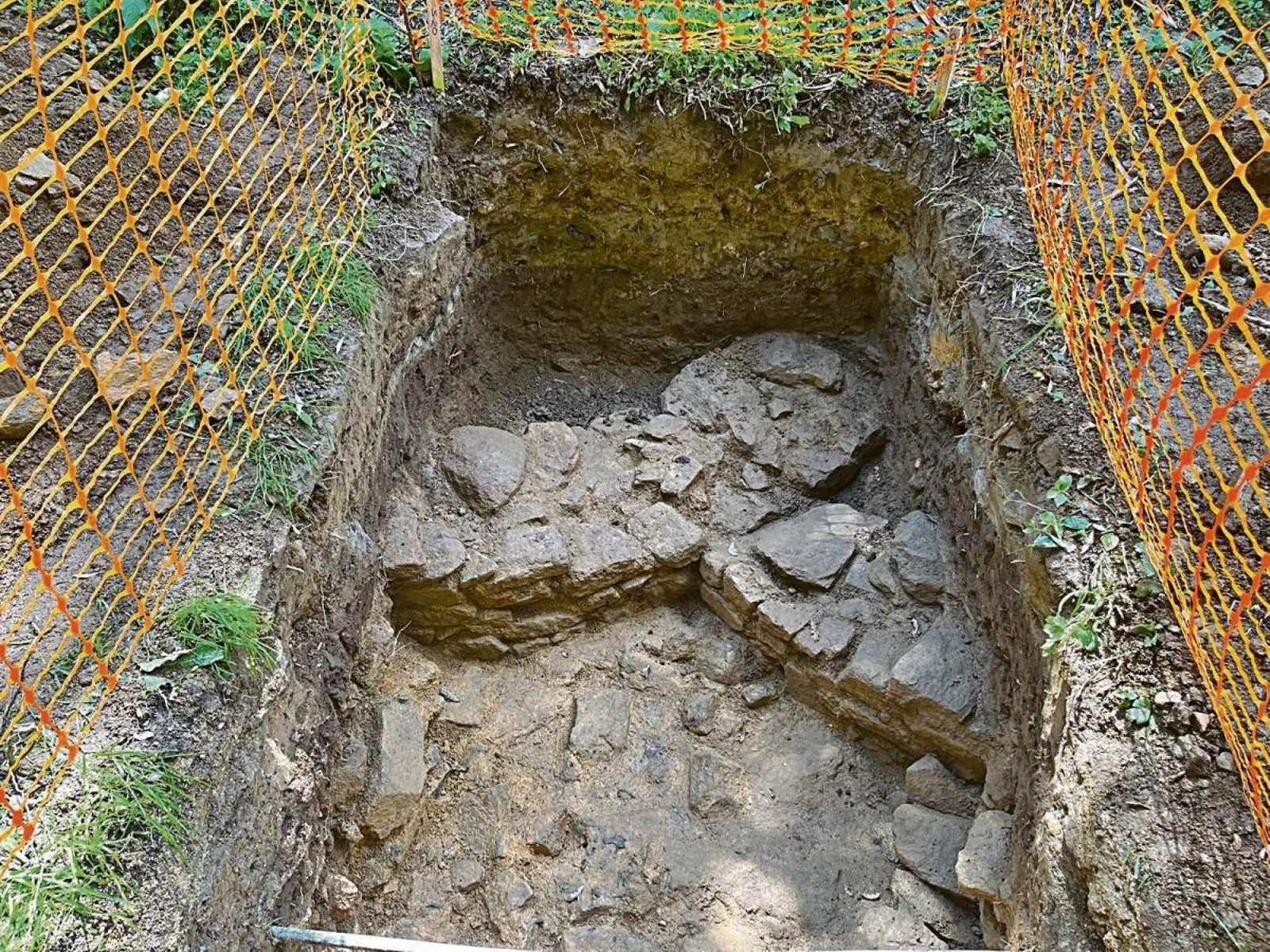 Restos castreños hallados durante el sondeo previo a instalar la nueva iluminación de A Guía.