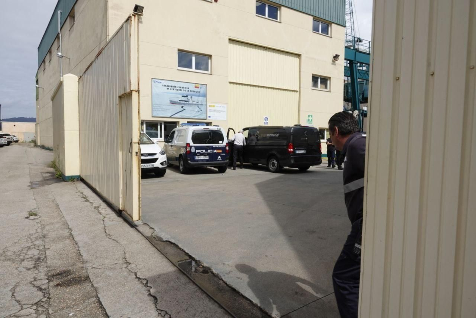 La Policía y el coche de la funeraria, en las instalaciones de Armón Vigo. // Vicente Alonso