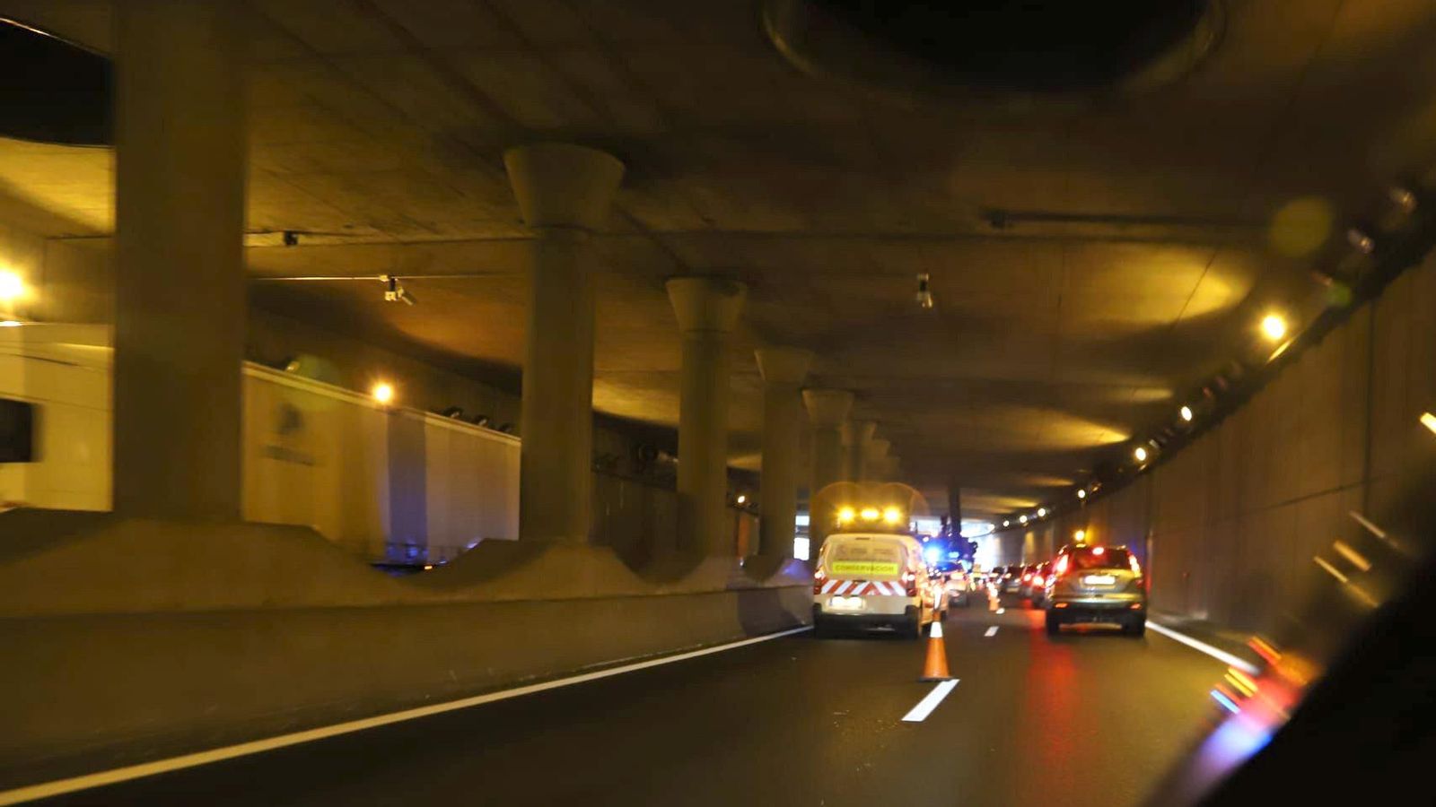 El túnel de la VG 20 hacia Bouzas  donde se cayó el panel y las retenciones