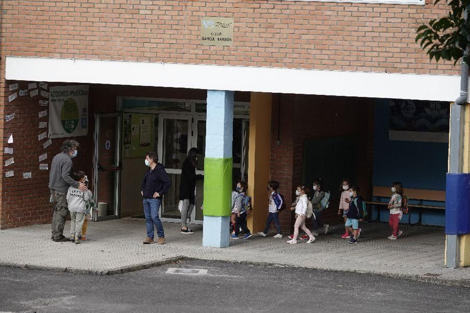 El curso del covid se despide con abrazos. // Vicente Alonso