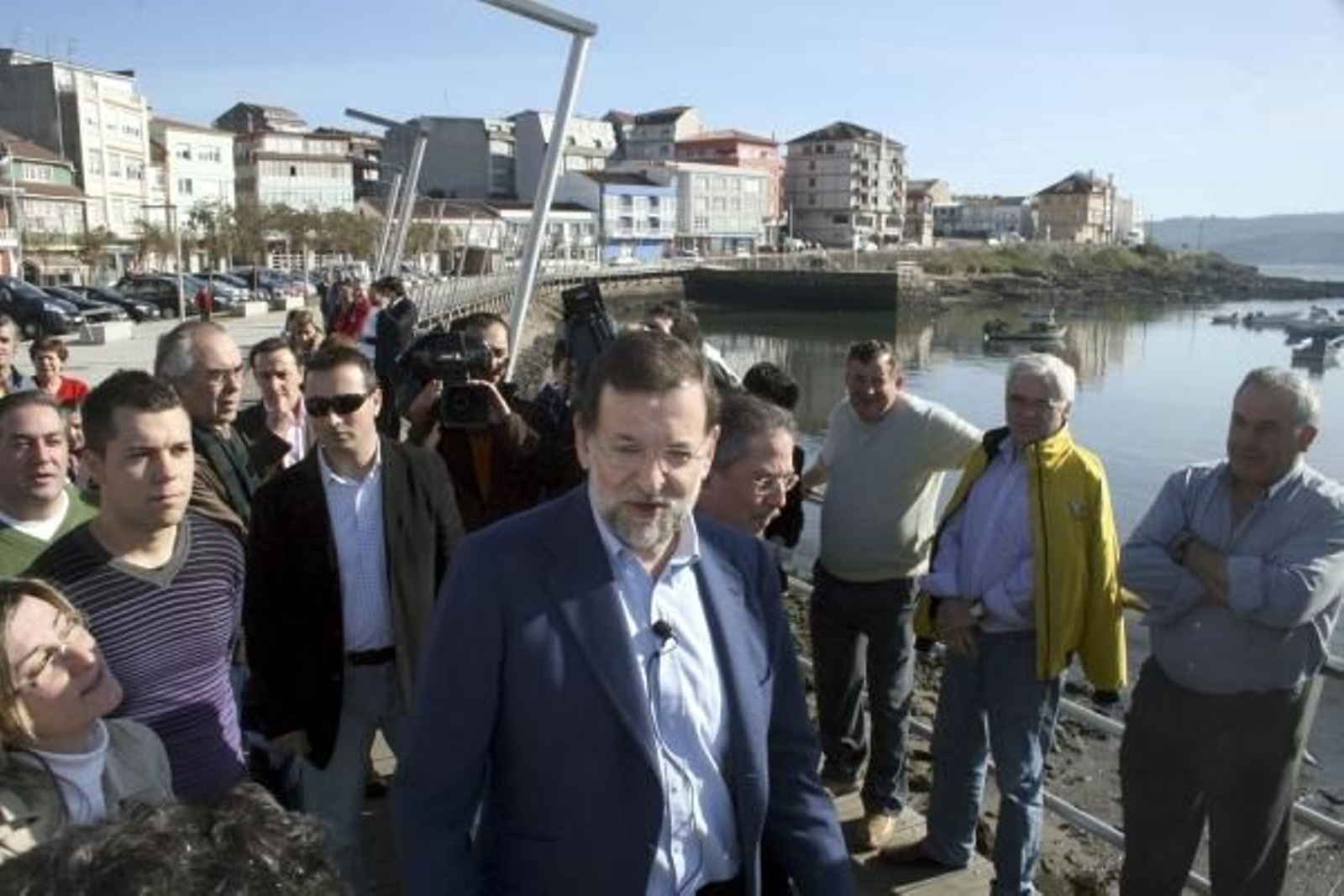 Rajoy durante su paseo en Camariñas. (Foto: Diego Naya)