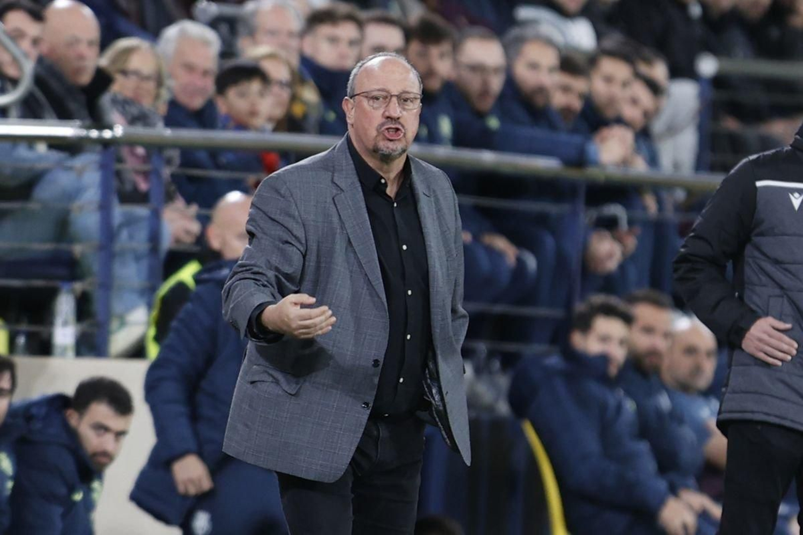 Rafa Benítez gesticula en un partido.