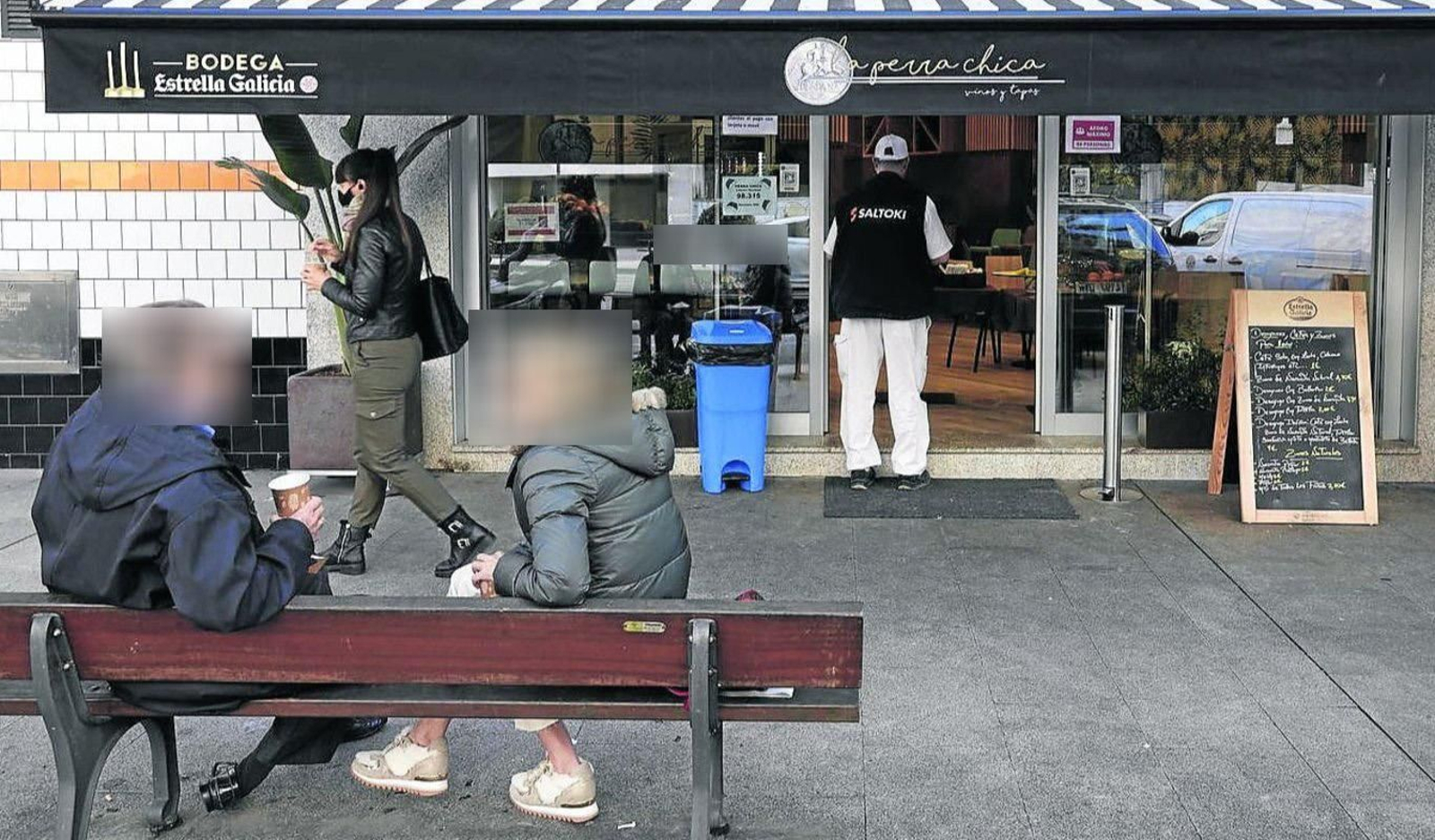 La presencia de consumidores junto a los establecimientos, objeto de vigilancia vecinal.