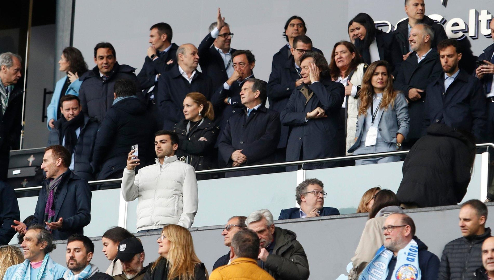 Marián Mouriño y Abel Caballero viendo el partido en Balaídos.
