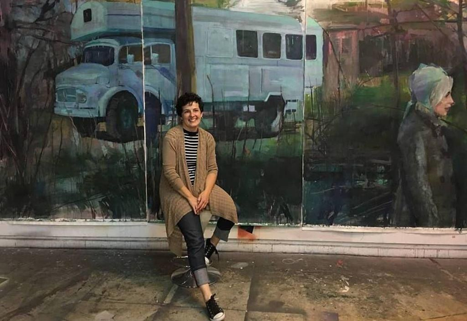 Pilar Alonso, con uno de sus personajes que toma vida a través de la pintura.