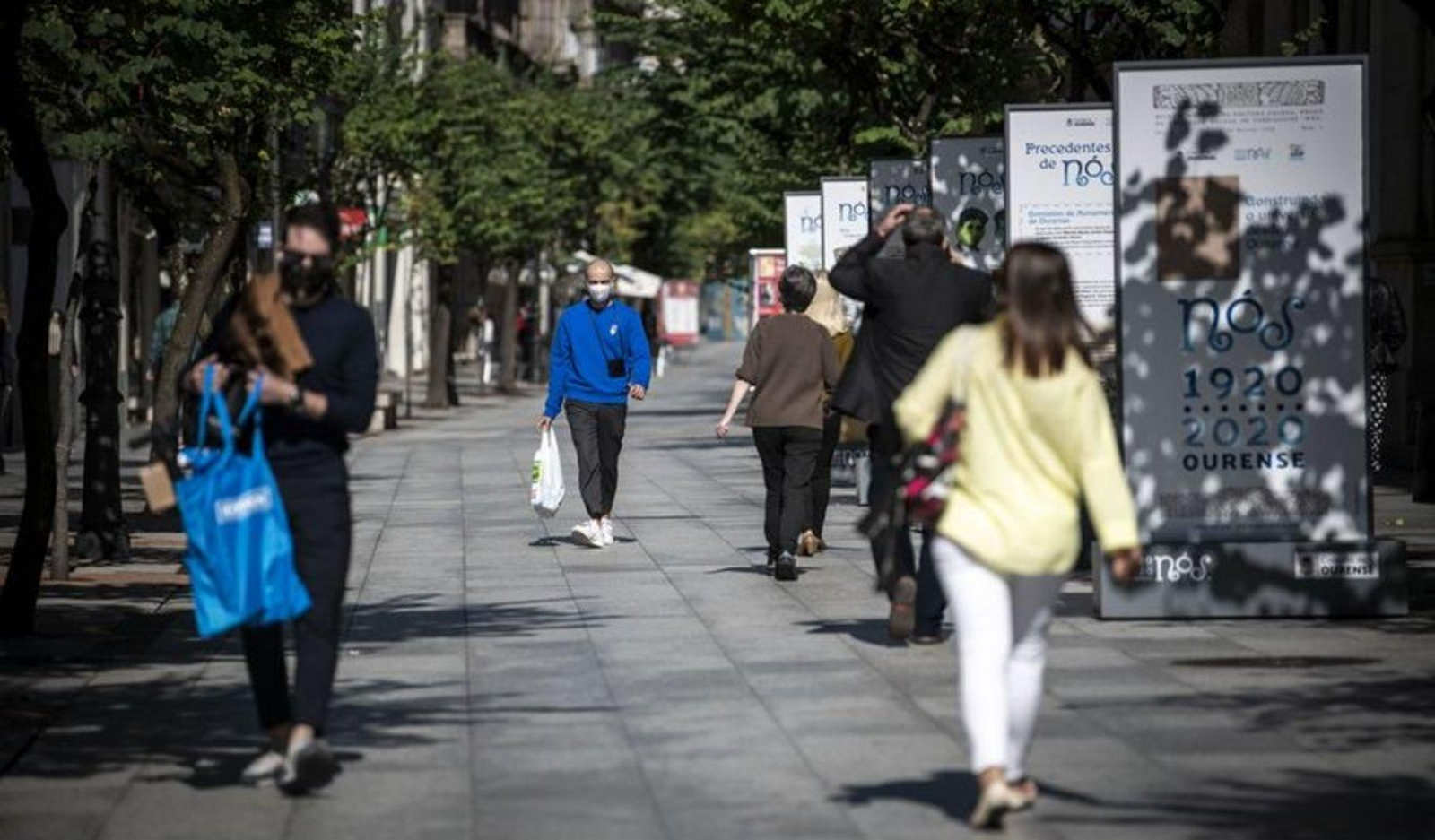 Vecinos de la ciudad caminan por el Paseo
