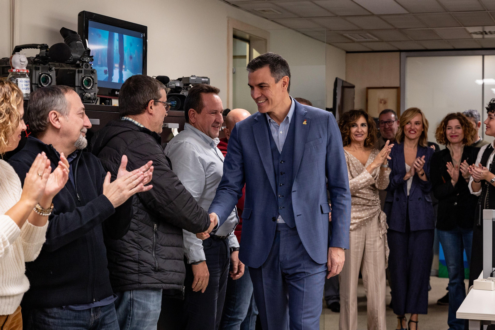 Pedro Sánchez saluda a los compañeros socialistas de Ferraz.