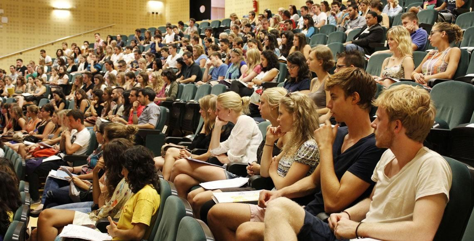Alumnos de las becas Erasmus durante un acto de presentación en la Universidad de Sevilla.