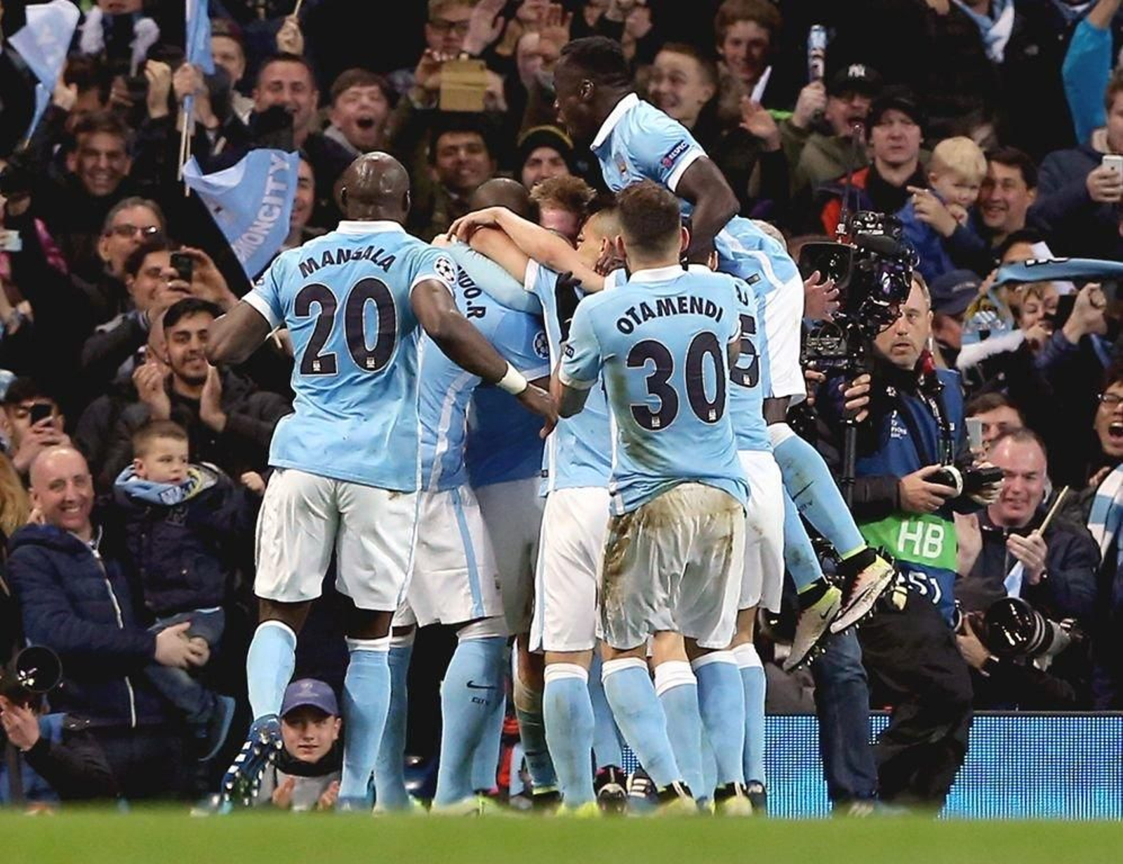 Los jugadores del Manchester City celebran el gol de De Bruyne.