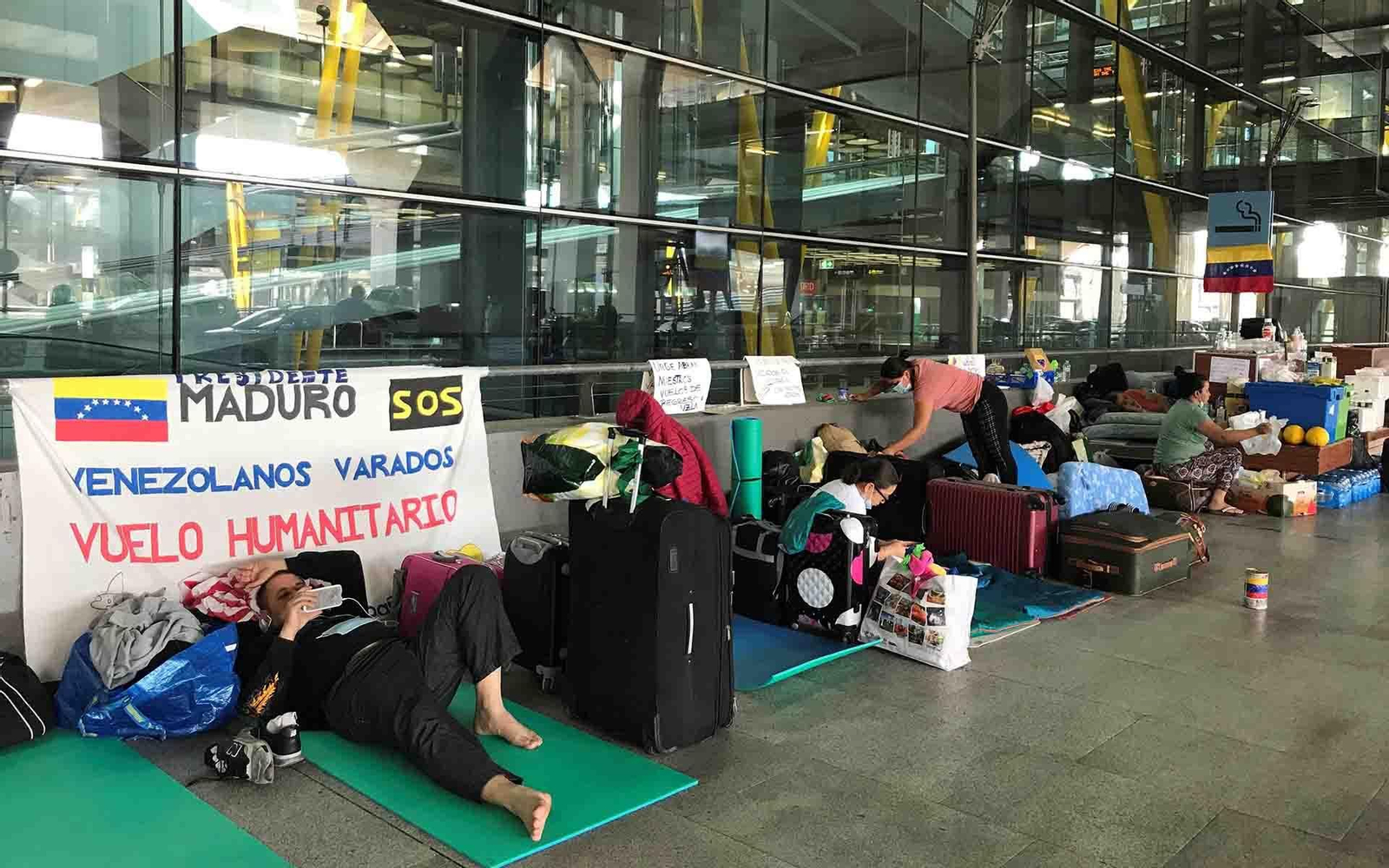 Foto de la veintena de venezolanos que en su día estuvieron varados. EFE/ Gabriela Moscardini