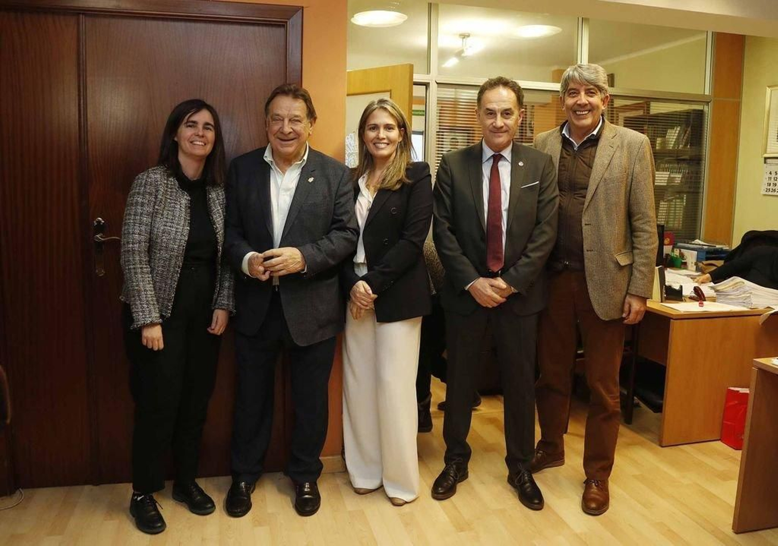 El ganador de las elecciones con parte de su equipo de gobierno.