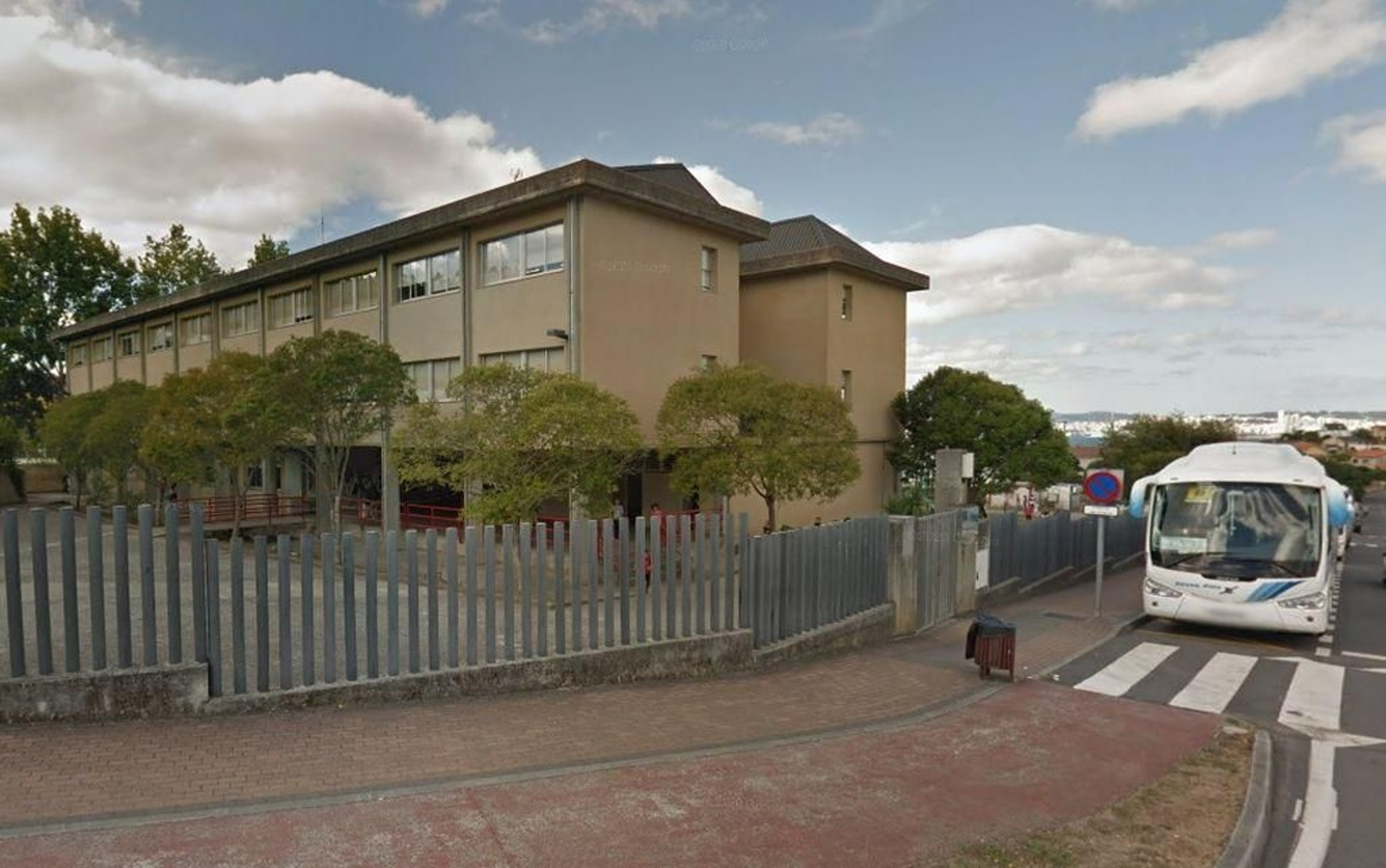 Exterior del colegio de Oleiros, en donde estudia el menor.