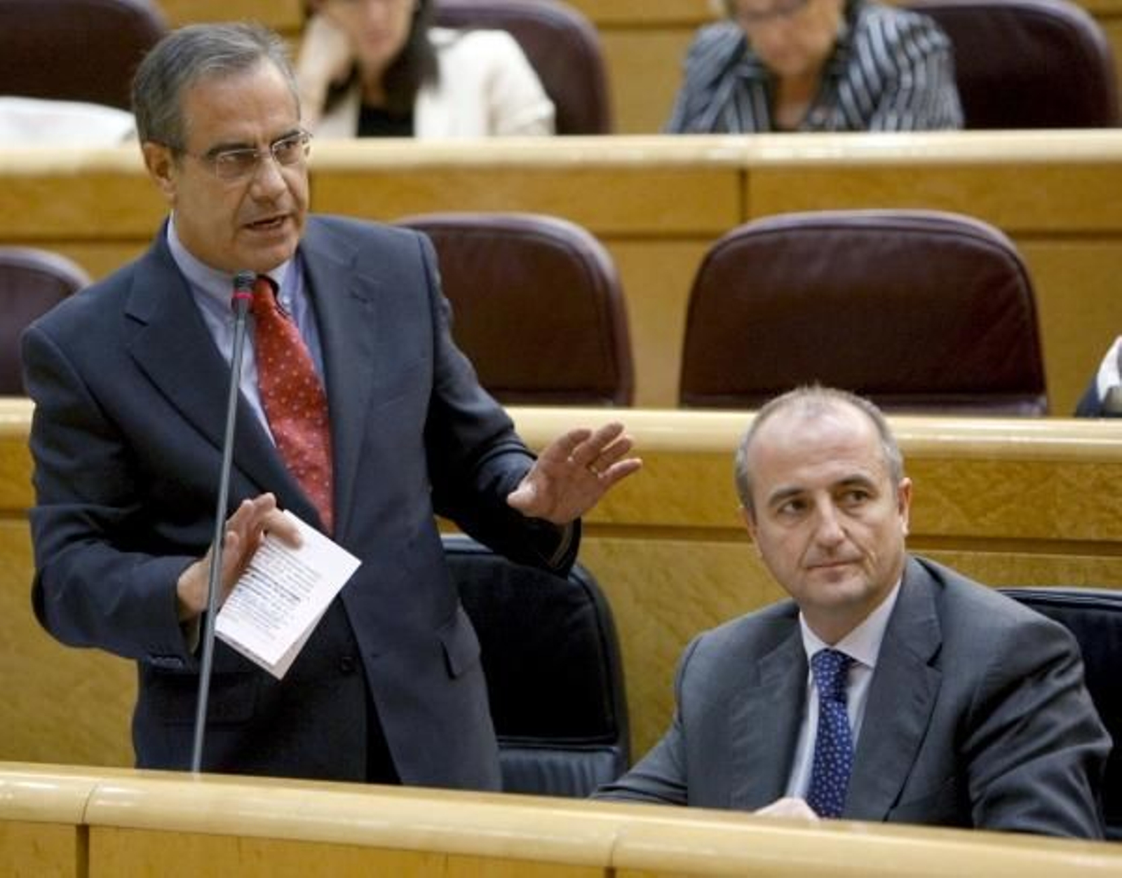 Celestino Corbacho junto a Miguel Sebastián, en el Senado. (Foto: Sergio Barrenechea)