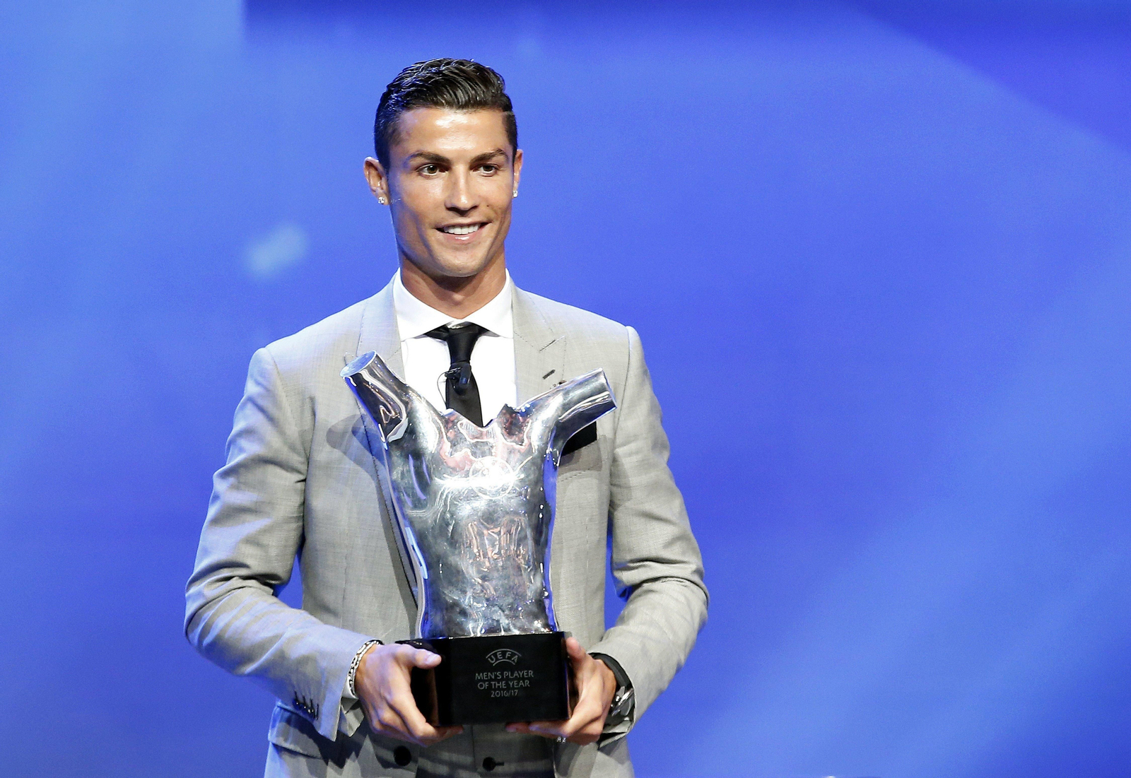 Cristiano, ayer con su premio.