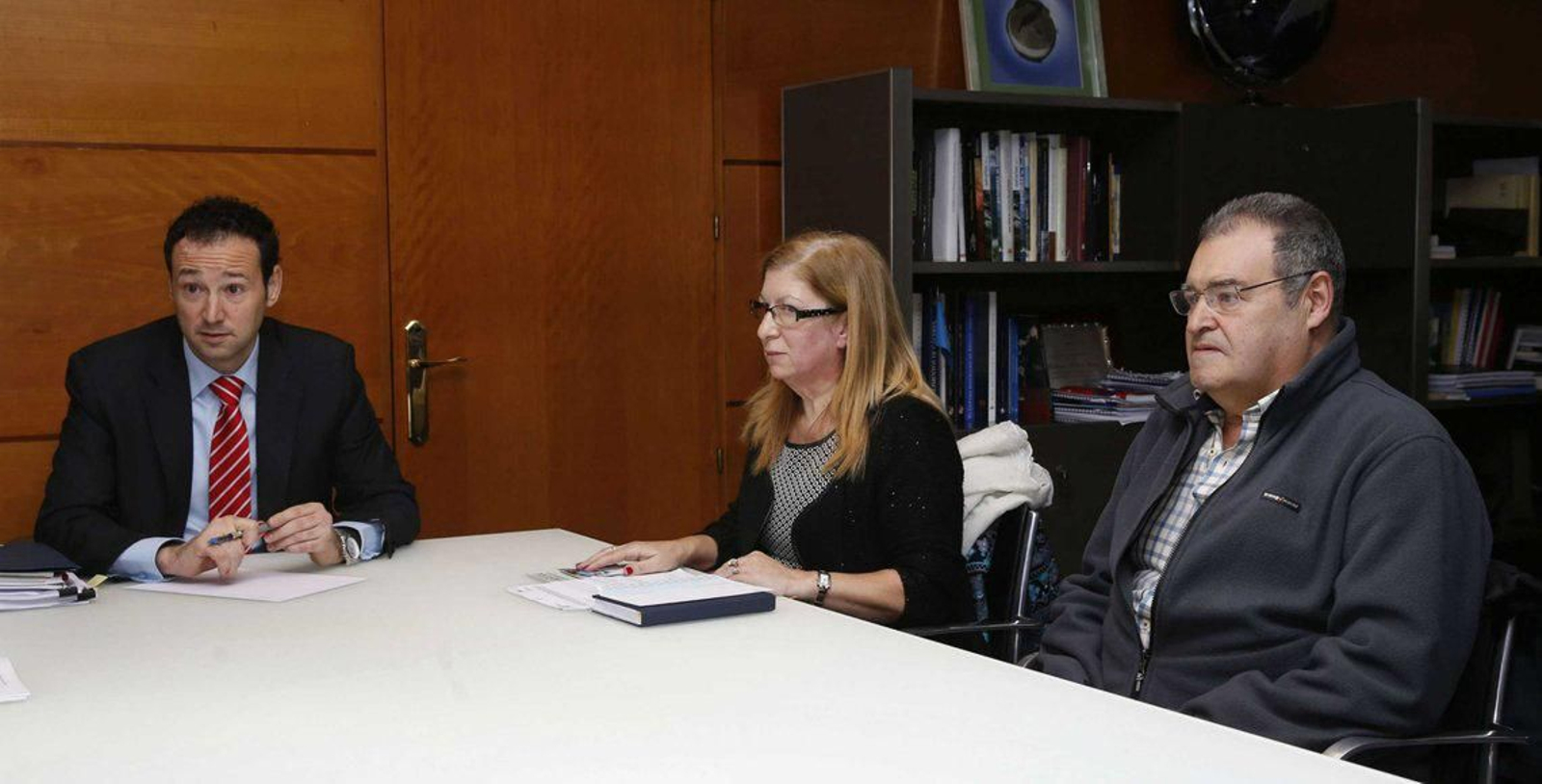 La presidenta de AEERA Pilar Burgo durante un encuentro con el consejero de Presidencia