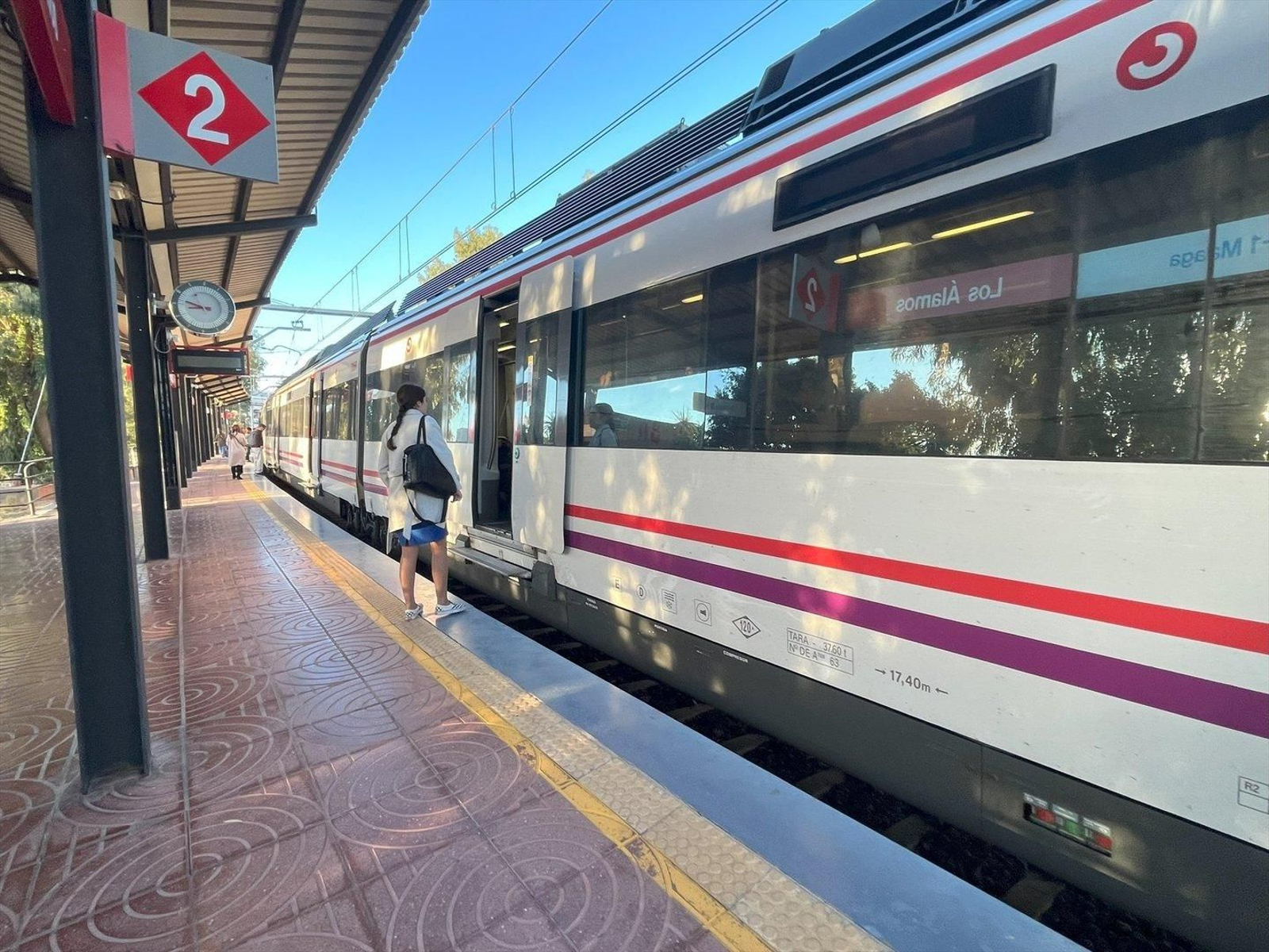 Una pasajera se sube a un tren. // E.P.