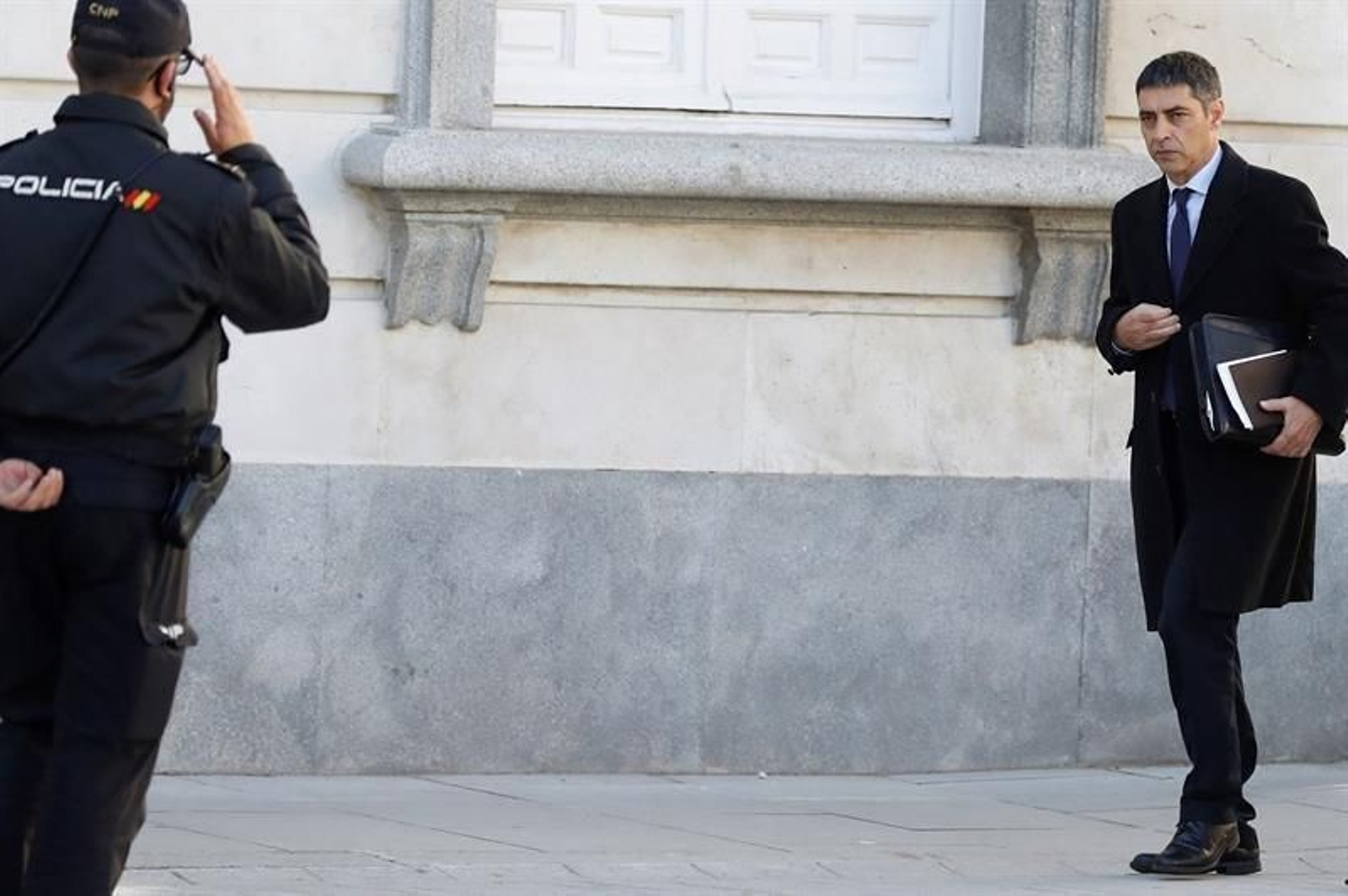 El jefe de los Mossos d'Esquadra durante el 1-O, el mayor Josep Lluís Trapero (d), a su llegada este jueves al Tribunal Supremo