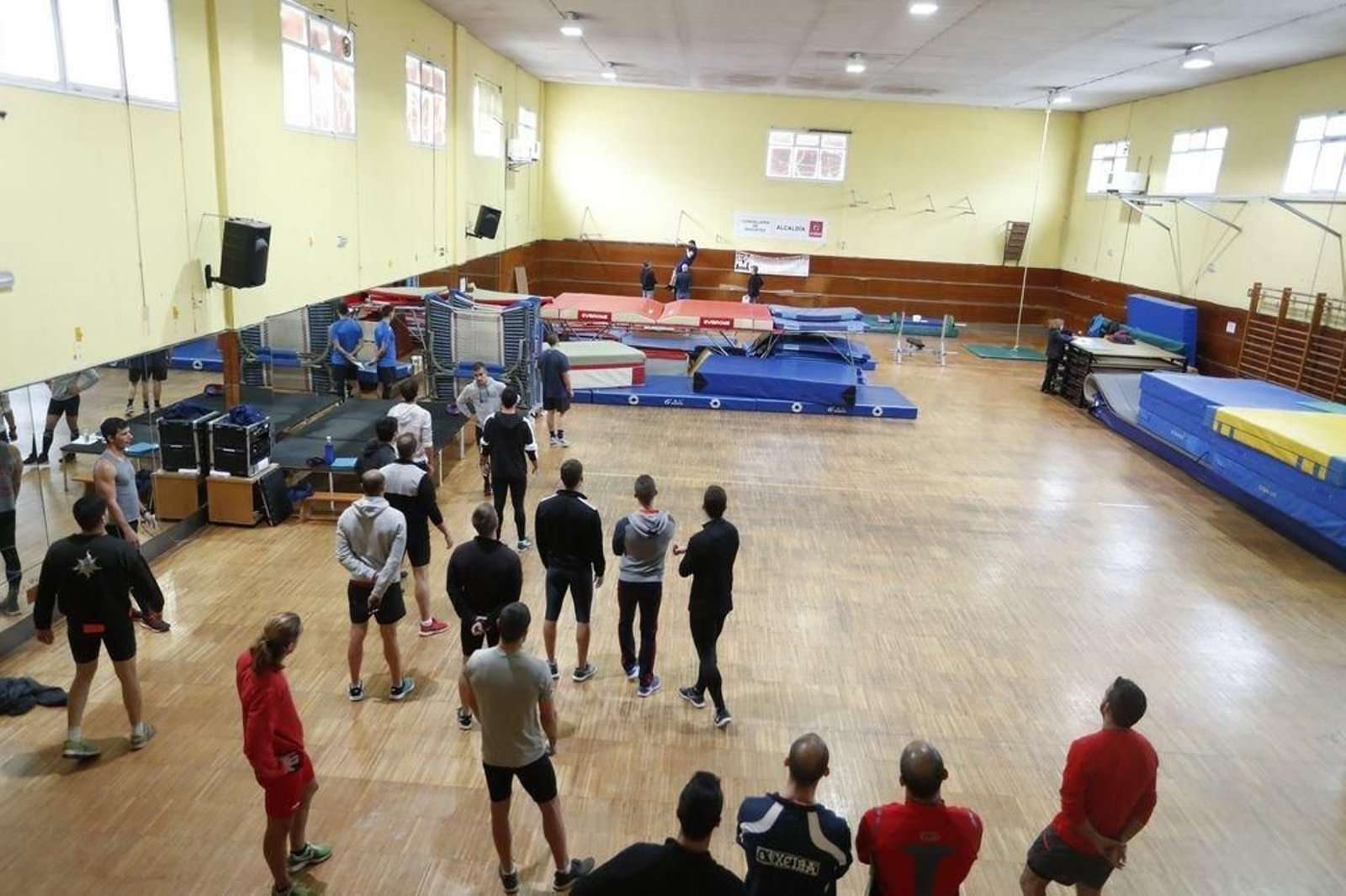Un momento de la primera prueba física, en el gimnasio del pabellón del Carmen, en Travesas.