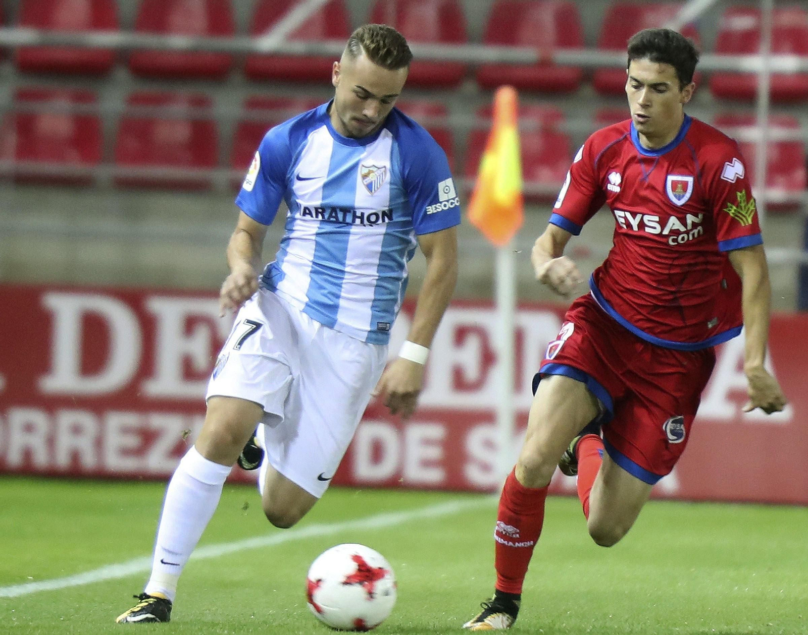 El malaguista Ontiveros conduce el balón, ayer en Soria.
