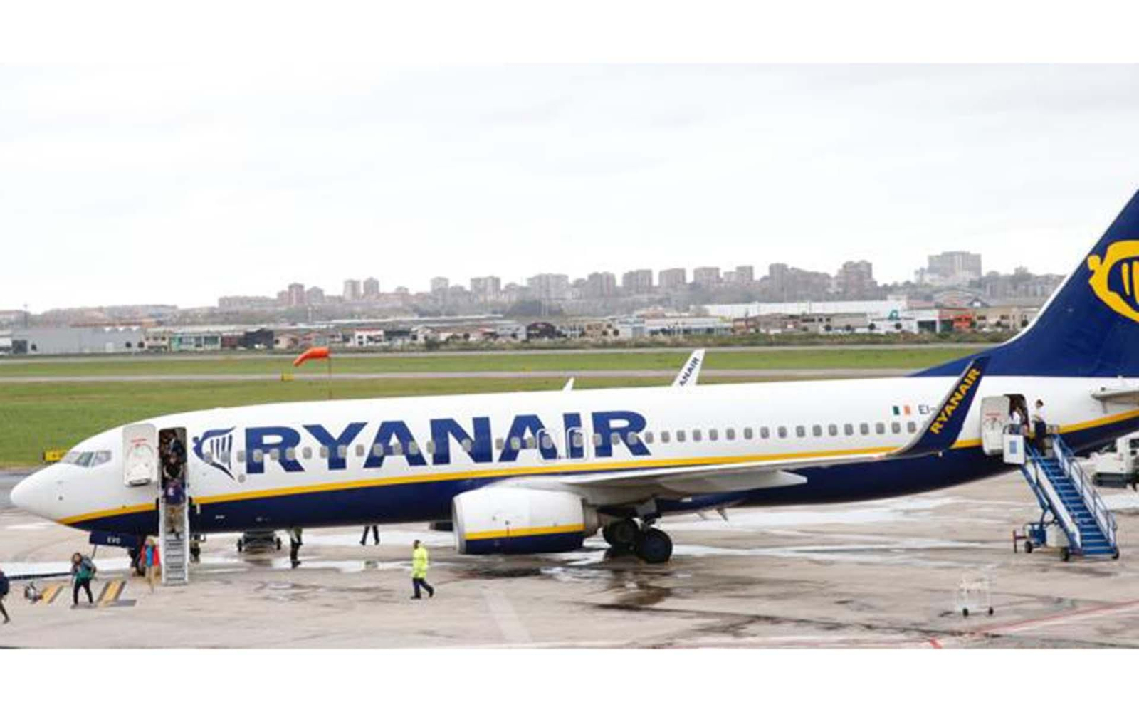 Un avión de Ryanair en el Aeropuerto de Santander