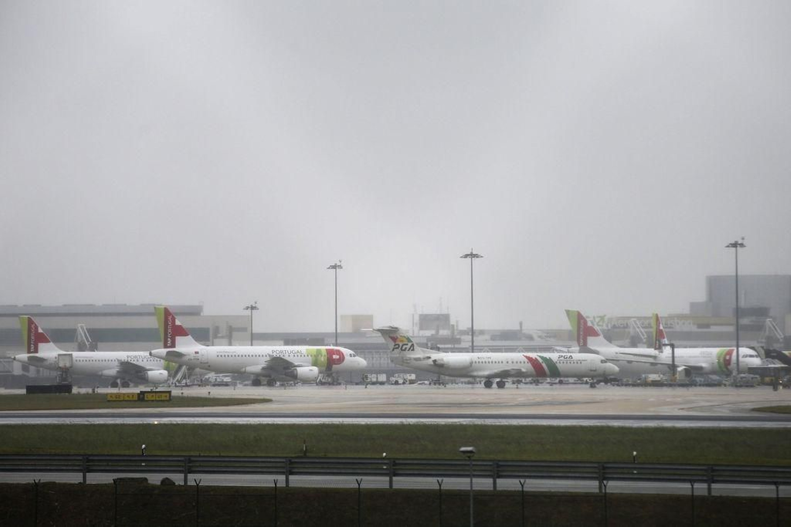 Aviones aparcados junto a la terminal del aeropuerto de Lisboa, que se queda pequeño.