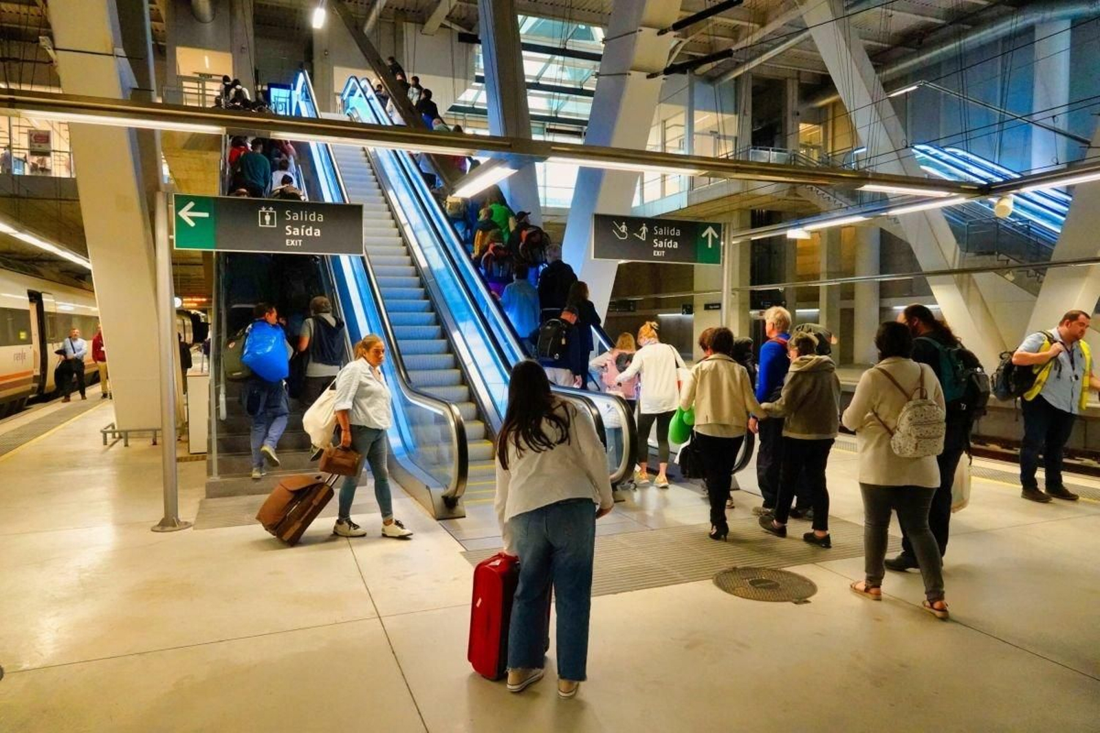 Usuarios del tren Media Distancia llegando a la estación de Urzaiz.