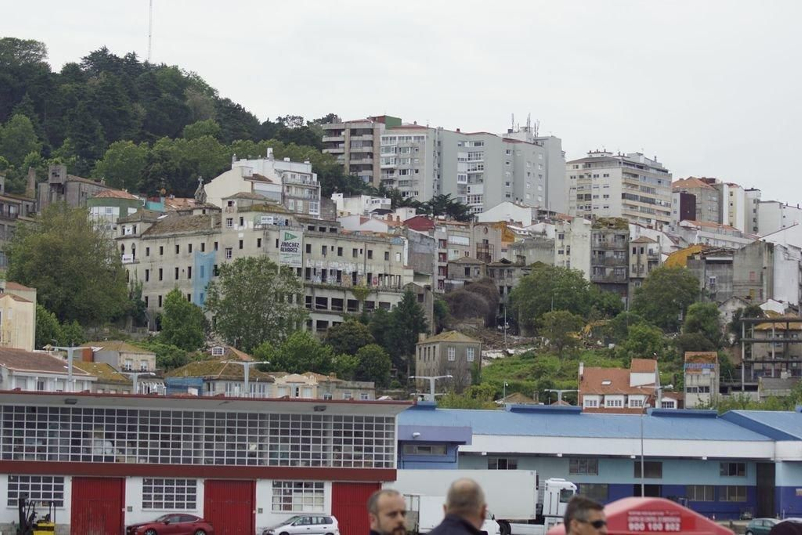 El asilo, en proceso de demolición, en el centro del Barrio do Cura.