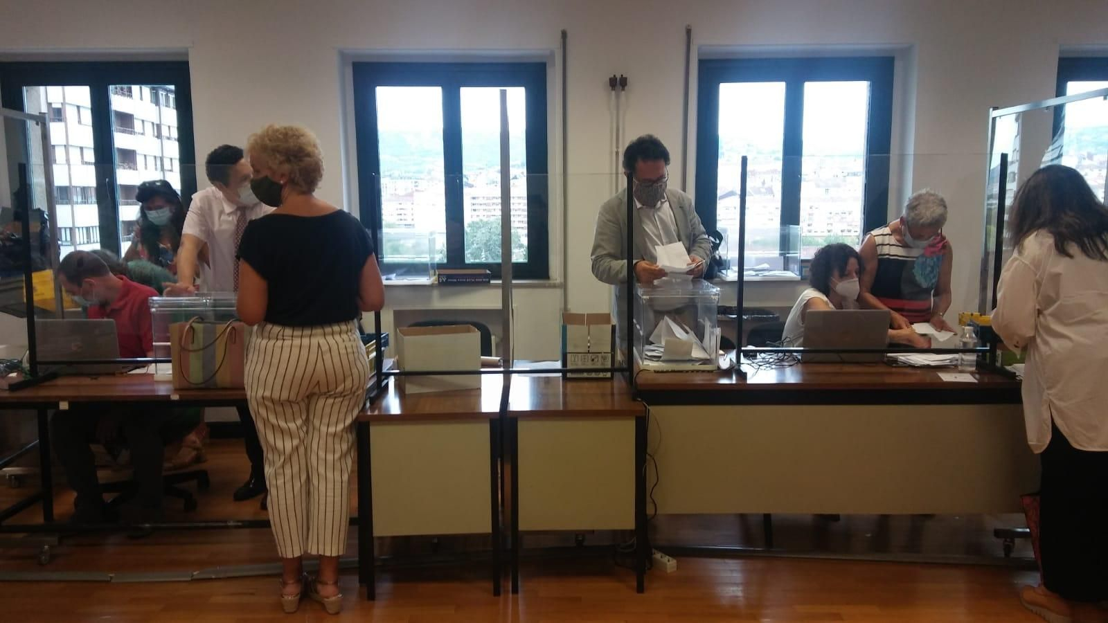 Recuento del voto emigrante en Ourense.