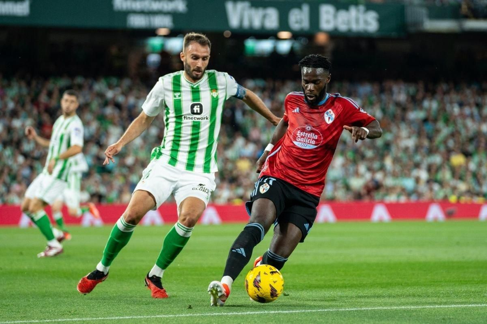 Bamba trata de irse de Pezzella, ayer, en el Benito Villamarín.