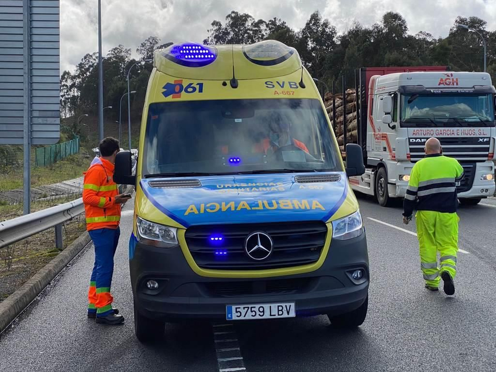 Un camión provoca retenciones en A Madroa _ Alberte 6