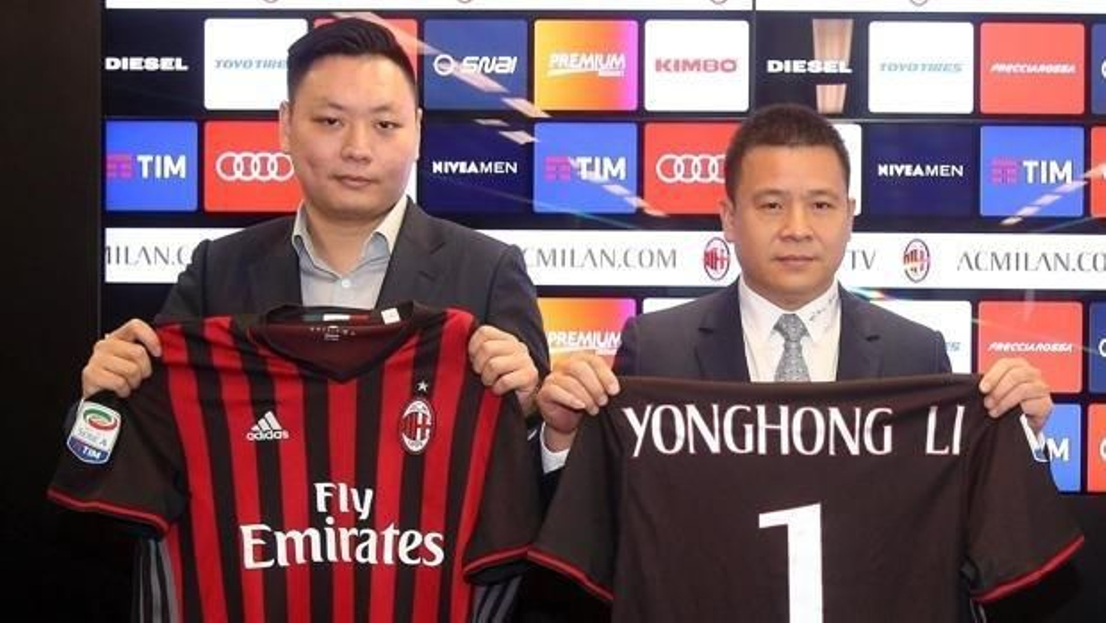 El propietario del Milan, el chino Li Yonghong (derecha)
