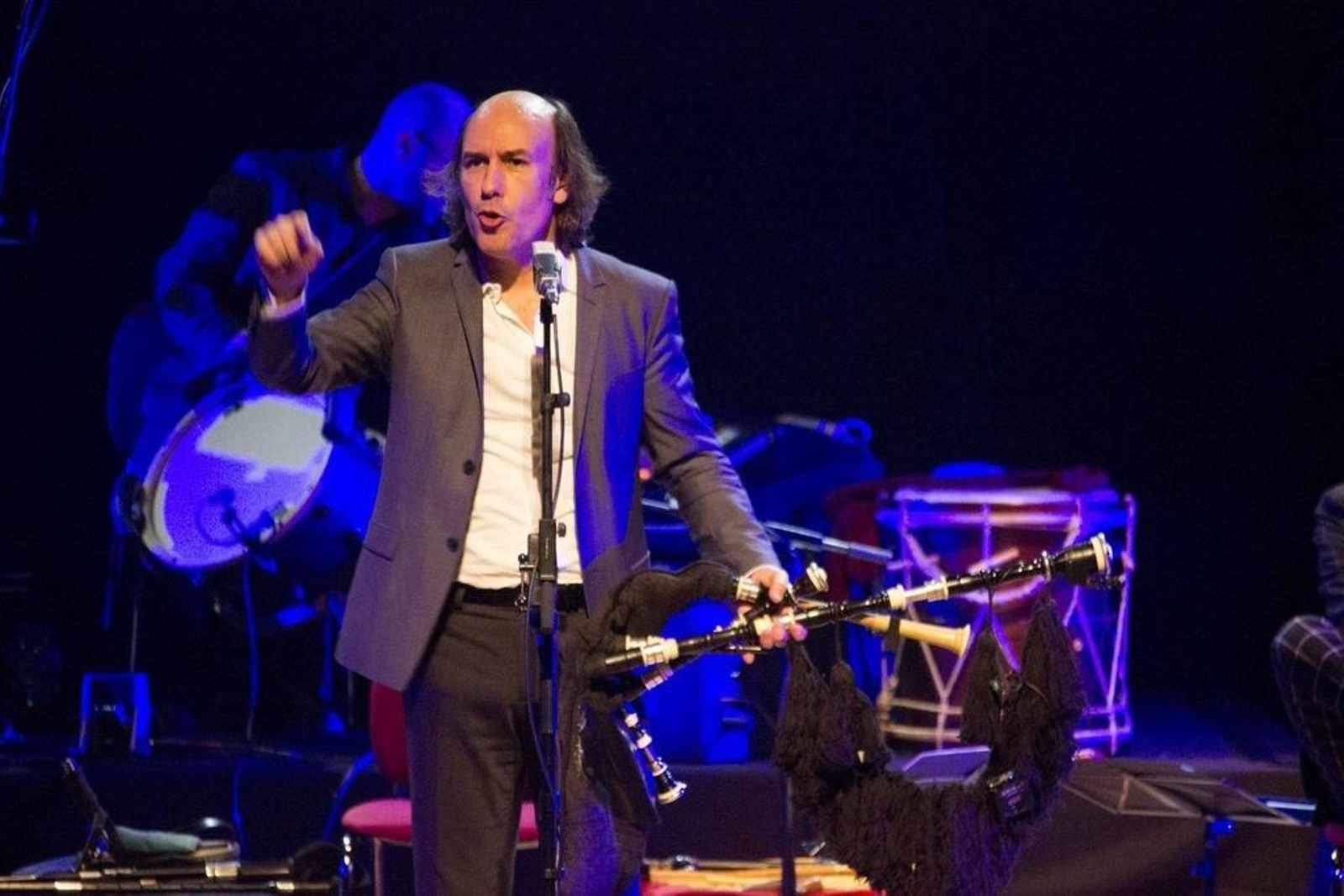 Dirigiéndose al público durante su concierto, ayer.