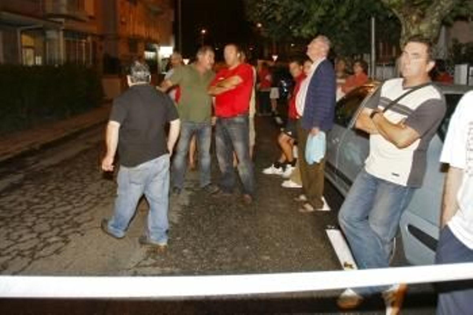 Los vecinos desalojados, en el exterior del edificio. (Foto: Sxenick)
