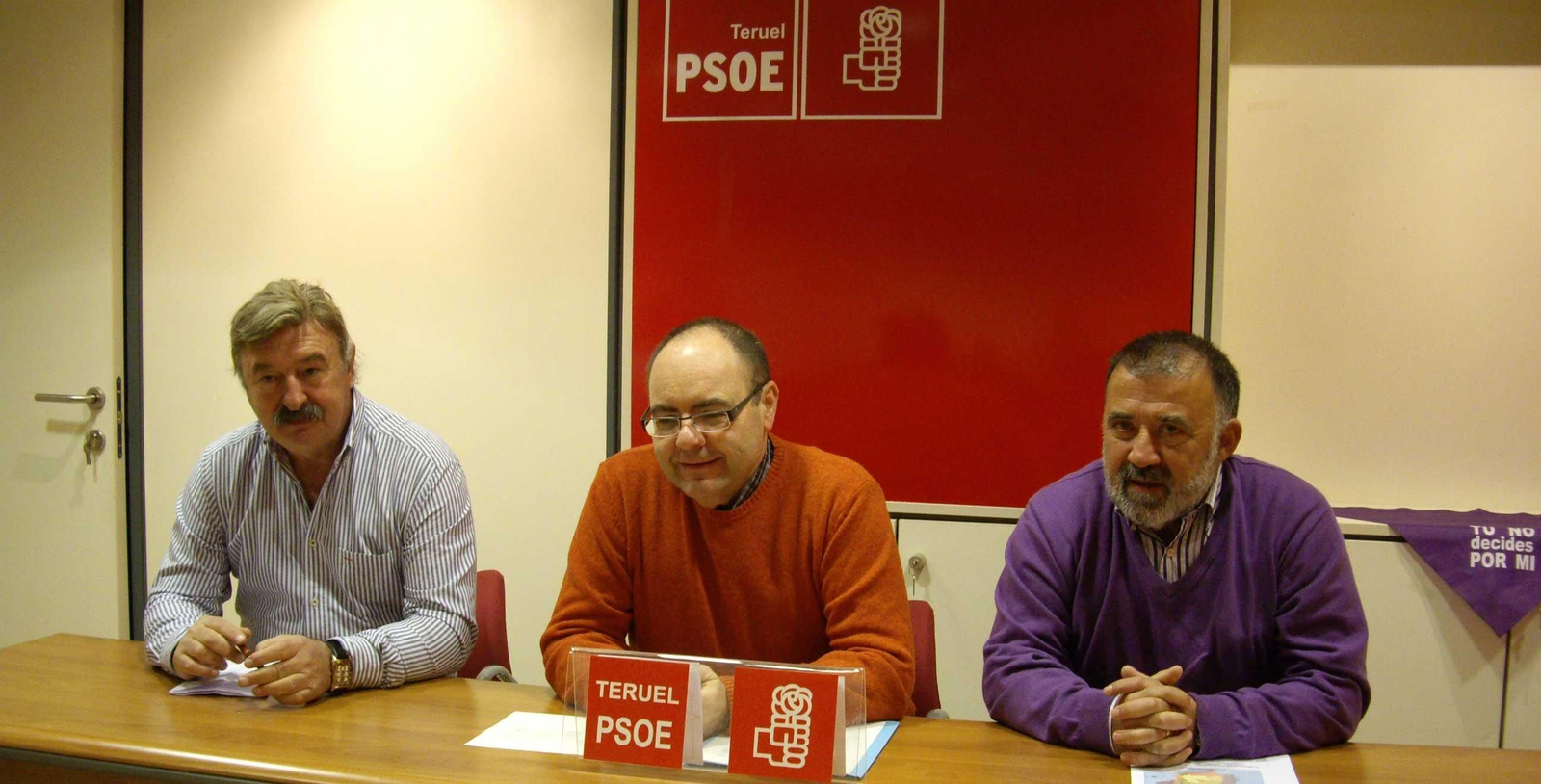 Imagen de la Conferencia de Prensa del PSOE de Teruel en la que explicó su viaje a Bruselas.
