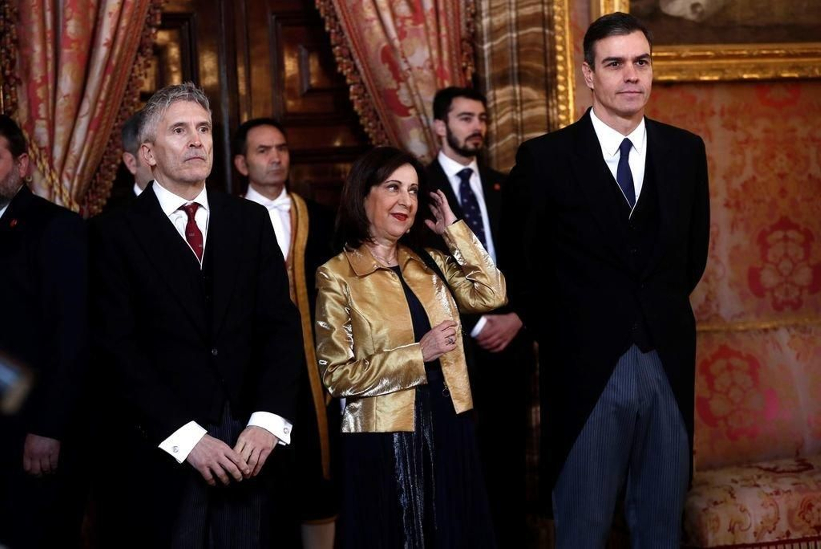 Pedro Sánchez (d) con los ministros Fernando Grande Marlaska y Margarita Robles.